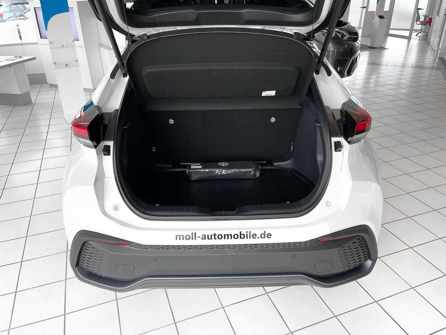 Toyota C-HR Hybrid - Samsaru's Car Outlet