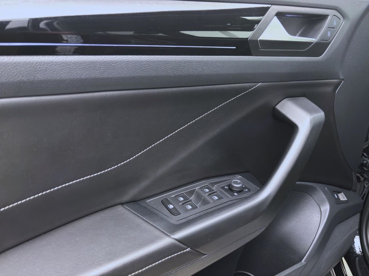 Volkswagen T-Roc 1.0 TSI R-LINE - Samsaru's Car Outlet