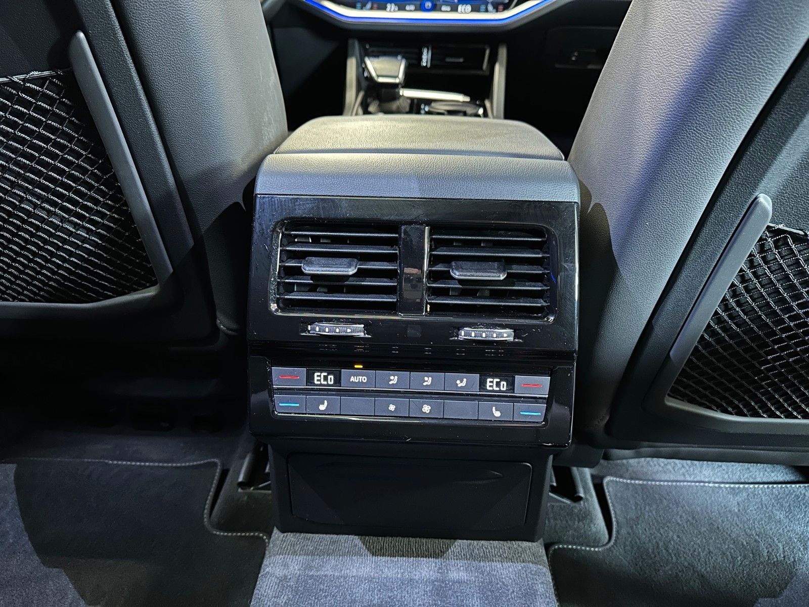 Volkswagen Touareg R-Line 4Motion Black - Samsaru's Car Outlet