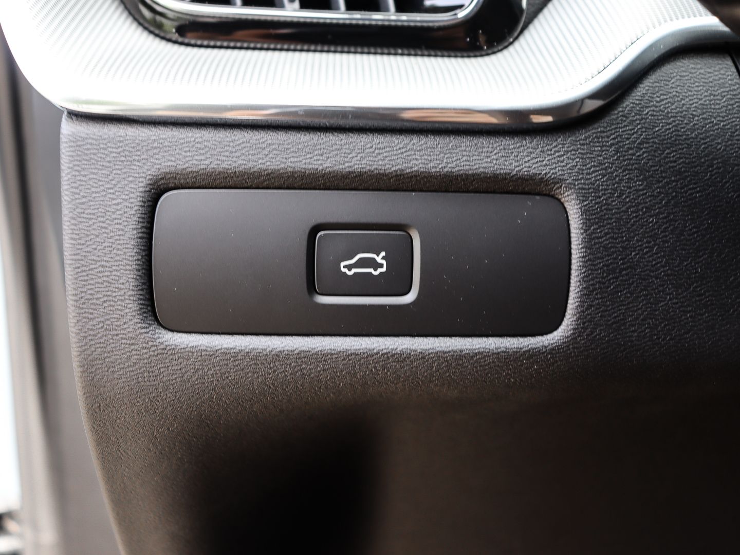 Volvo XC60 B4 Benzin Plus Dark - Samsaru's Car Outlet