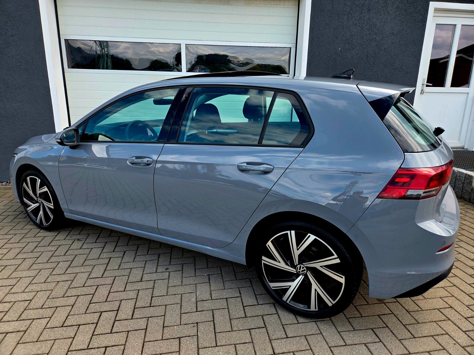 Volkswagen Golf VIII Life - Samsaru's Car Outlet