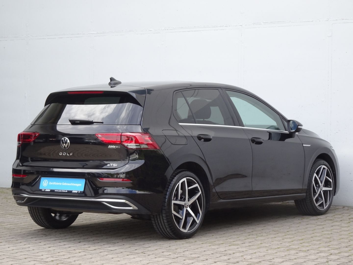 Volkswagen Golf VIII 1.5 eTSI DSG Style - Samsaru's Car Outlet