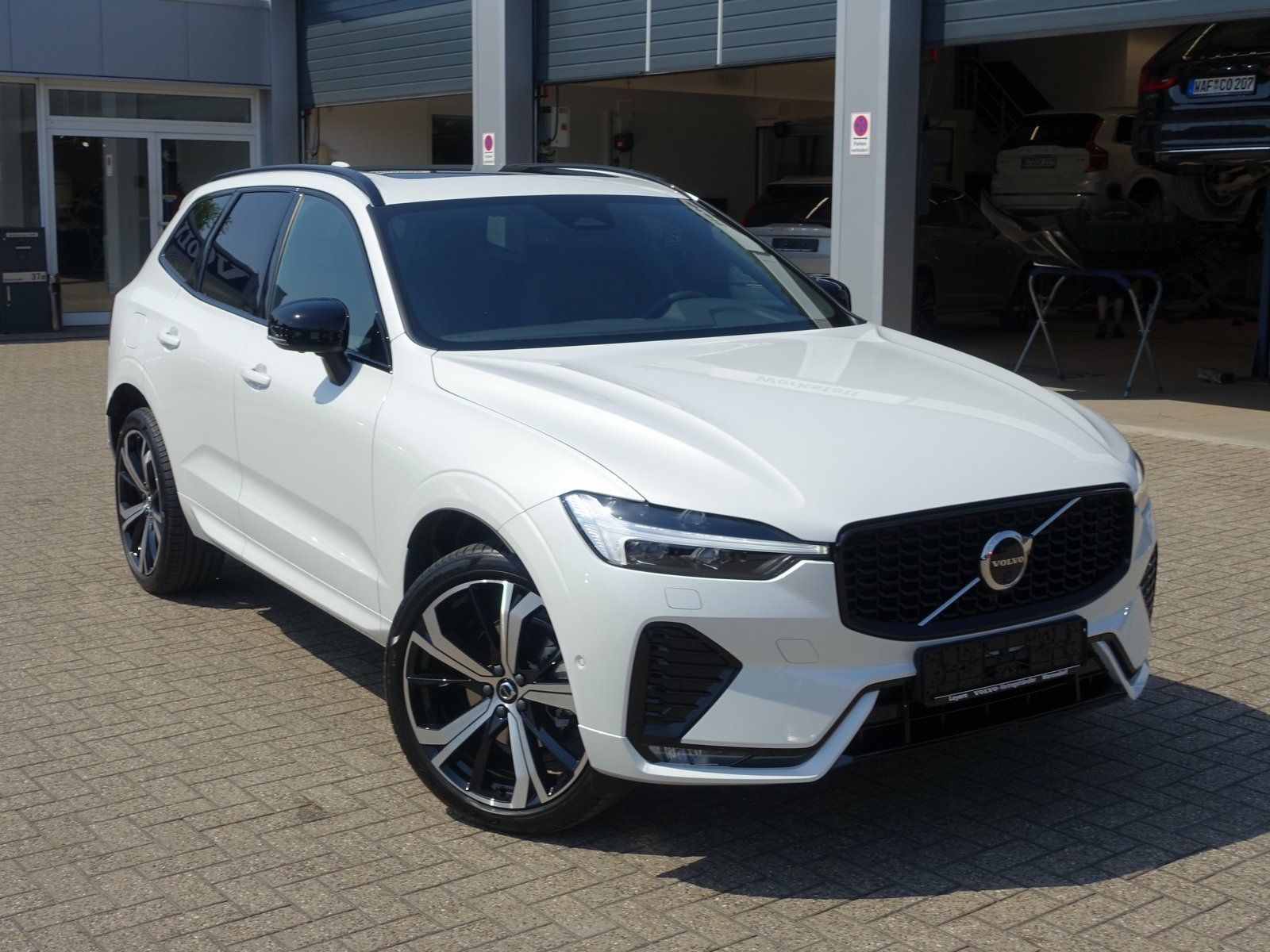 Volvo XC60 B5 AWD Plus - Samsaru's Car Outlet