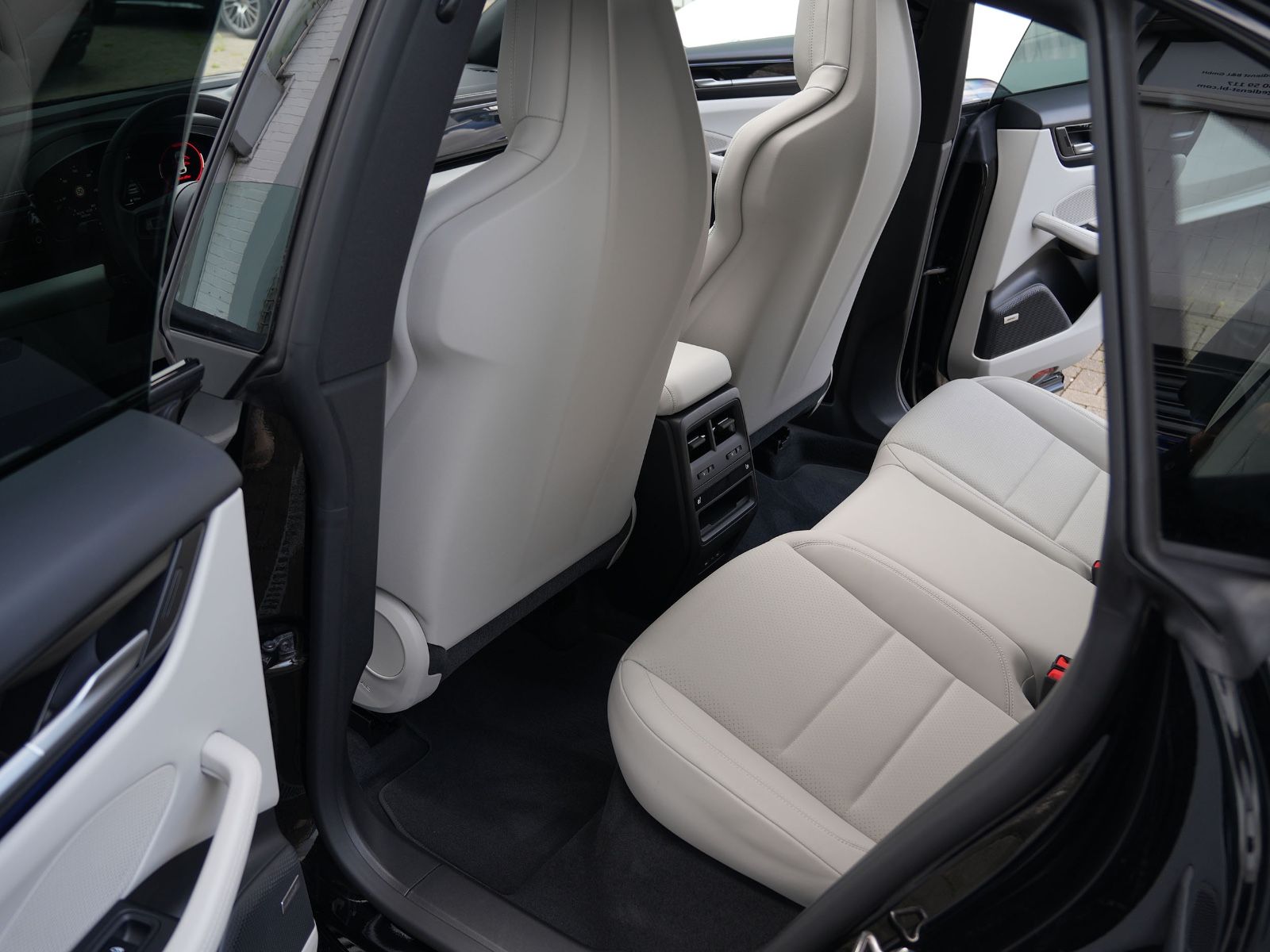 Porsche Macan 4 - Samsaru's Car Outlet