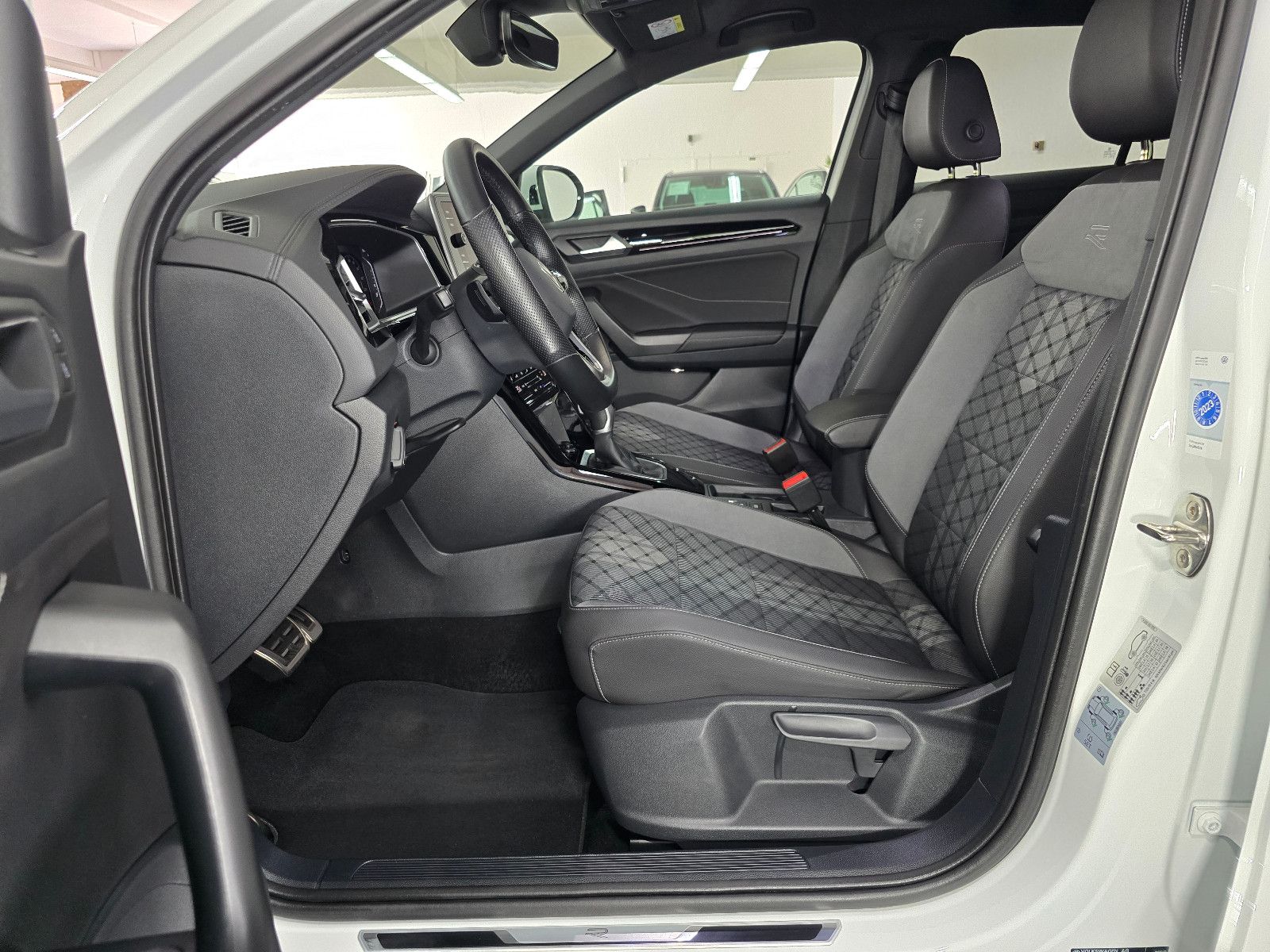 Volkswagen T-Roc R-Line Sport - Samsaru's Car Outlet
