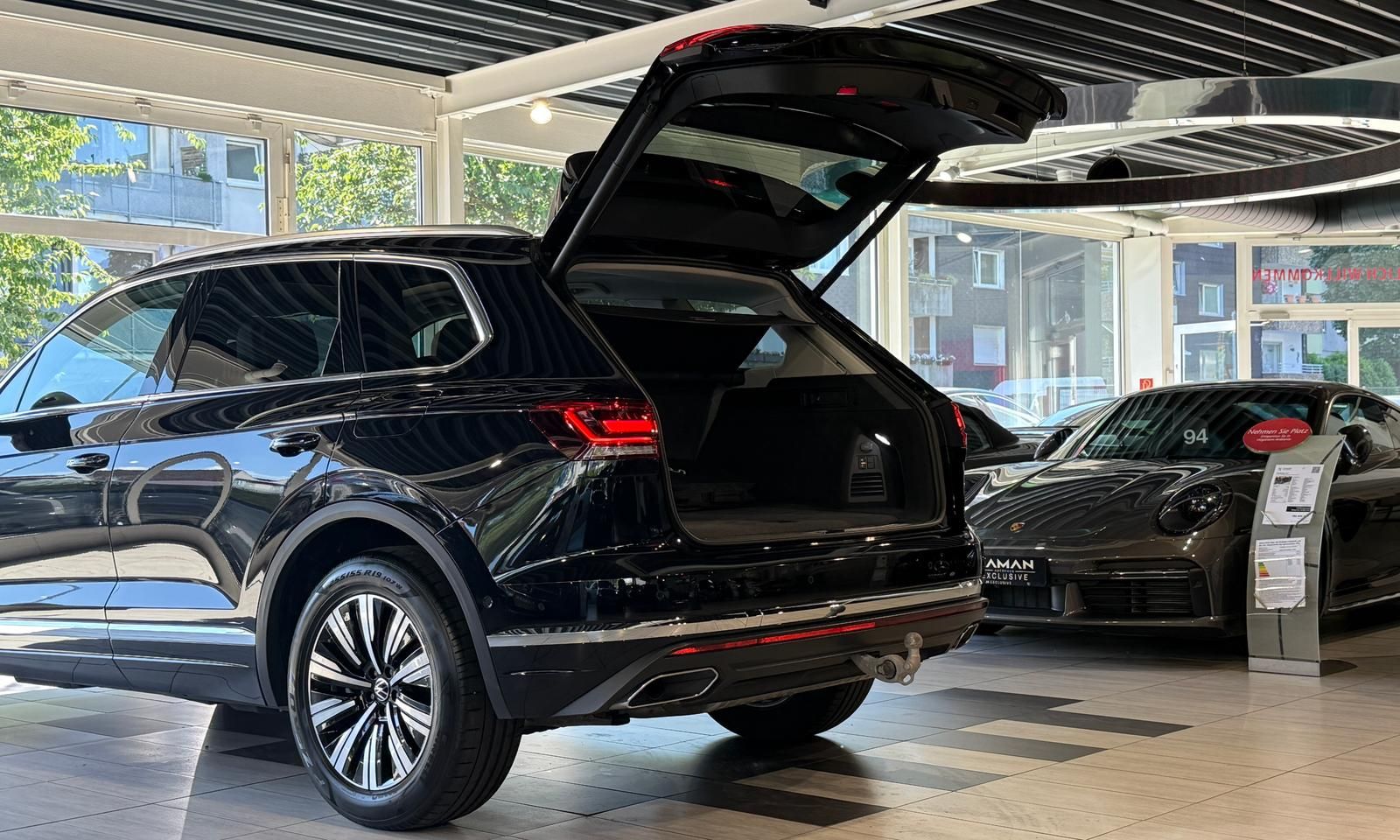 Volkswagen Touareg Elegance 4Motion eHybrid - Samsaru's Car Outlet