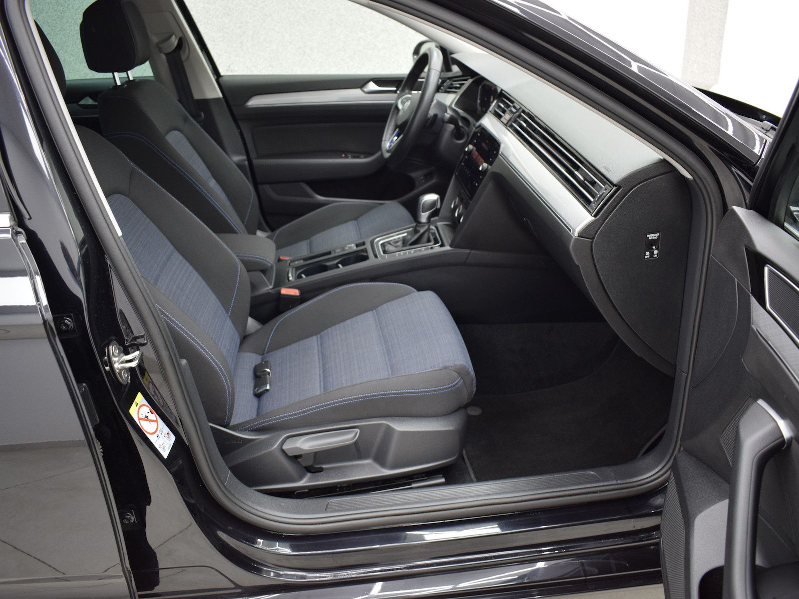 Volkswagen Passat GTE 1.4 Limousine - Samsaru's Car Outlet