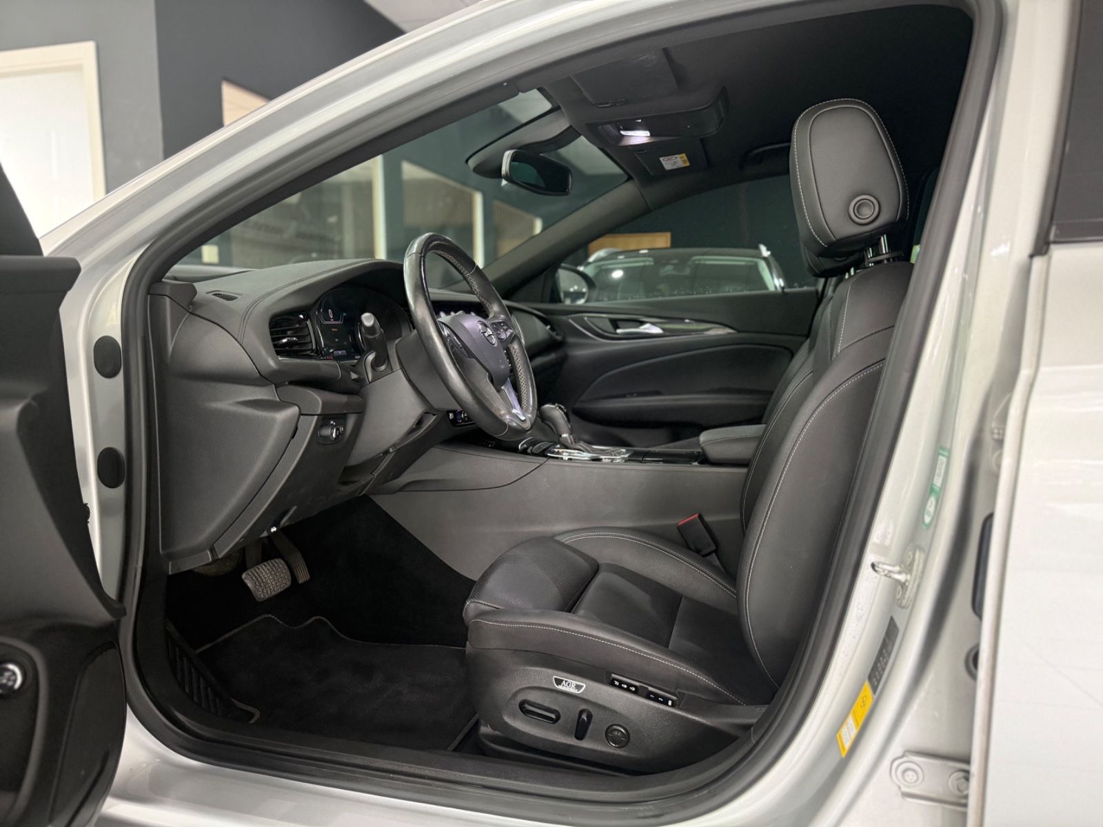 Opel Insignia 2.0 B Sports Tourer Elegance - Samsaru's Car Outlet