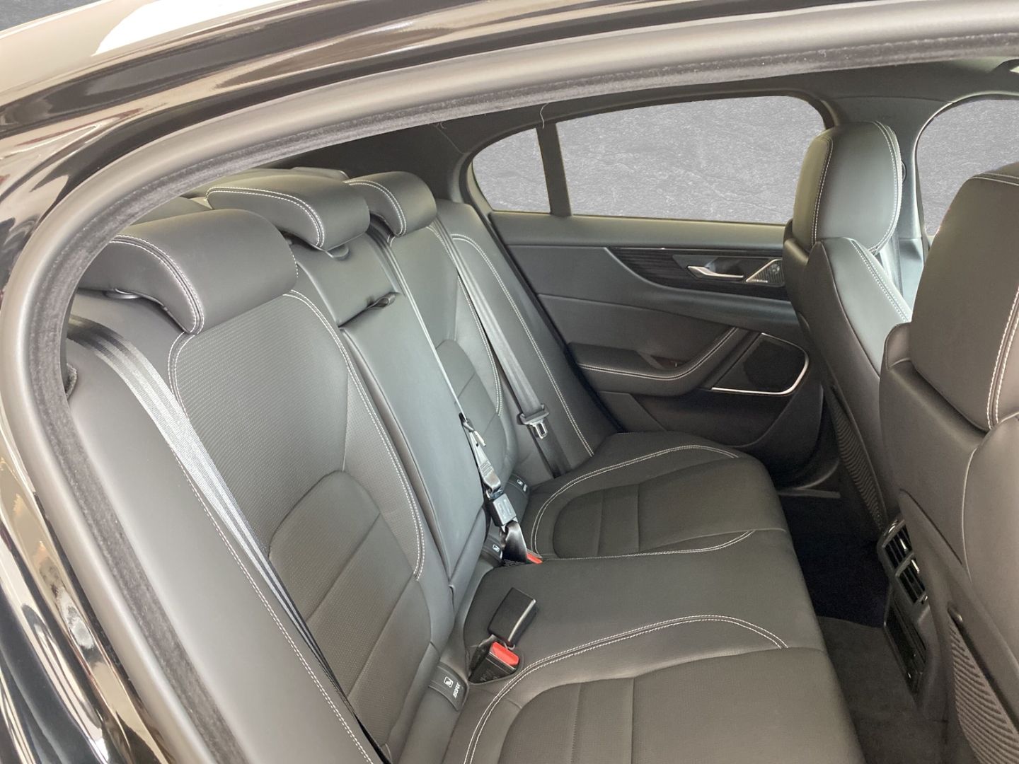 Jaguar XE P250 R-Dynamic HSE PDC vo und hi. WSS beheizt