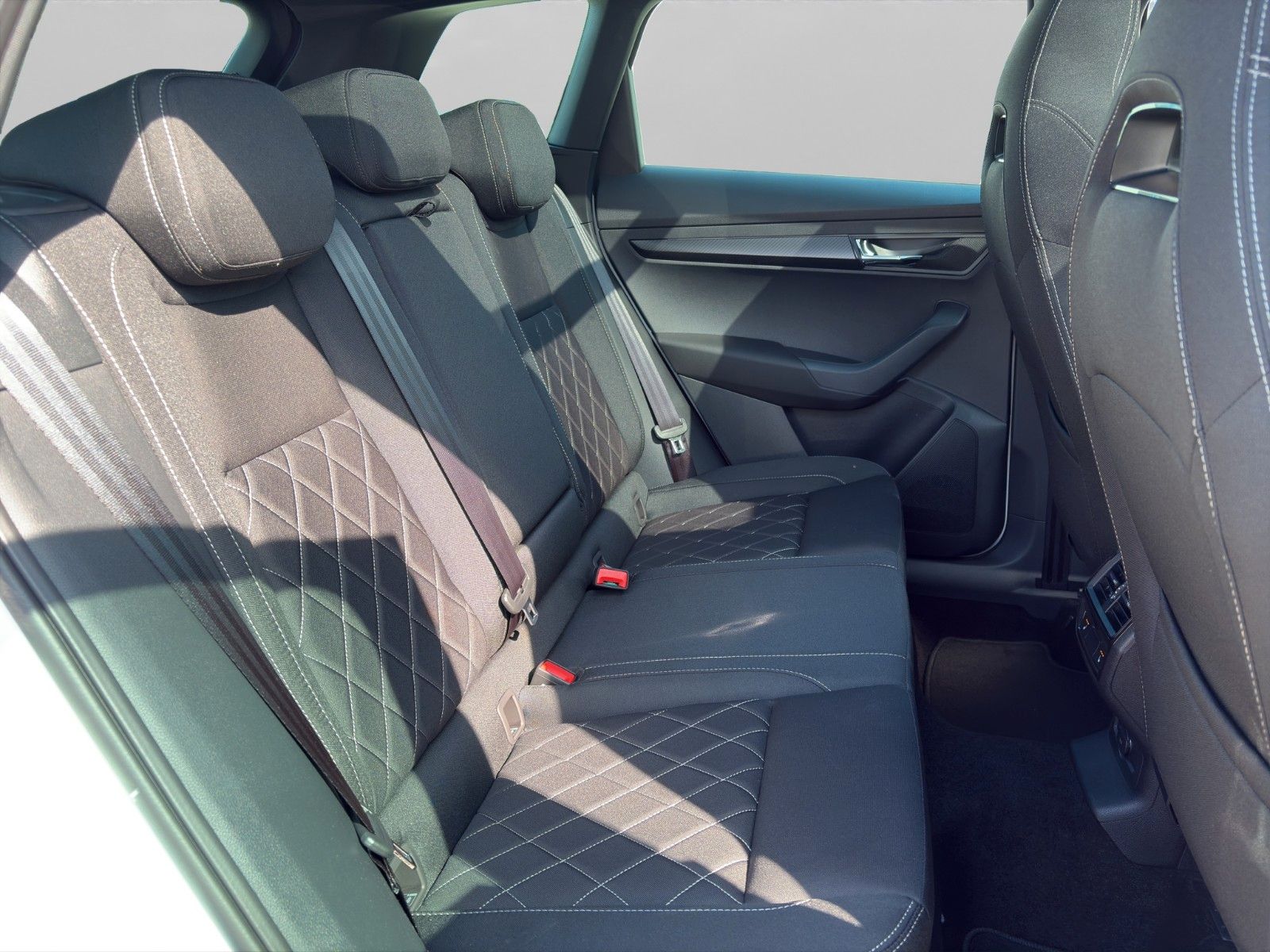 Skoda 5 JAHRE/100TKM GARANTIE+AHK+PANO+360°+TOTWINKEL