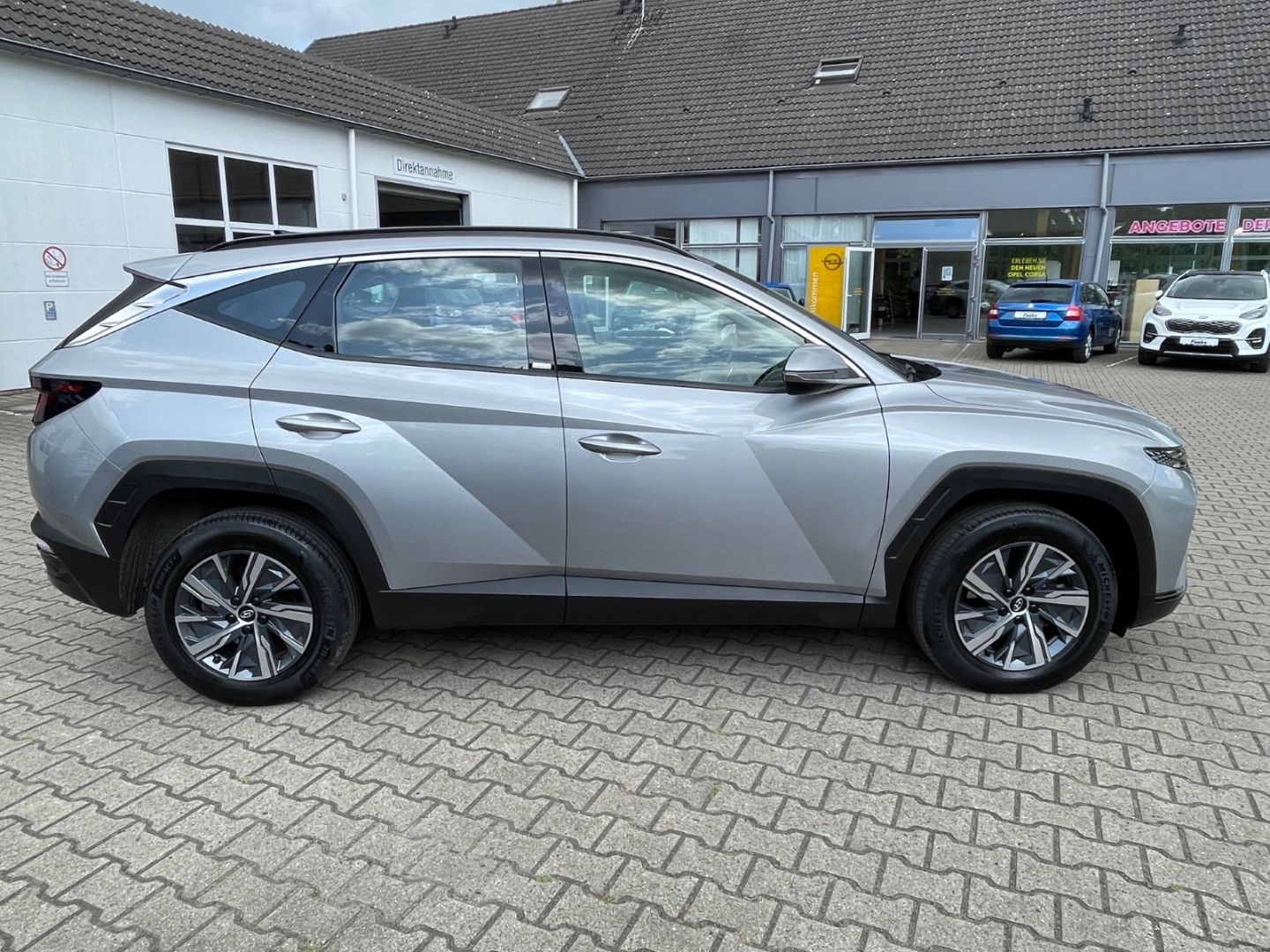 Hyundai Tucson Select Hybrid 2WD - Samsaru's Car Outlet