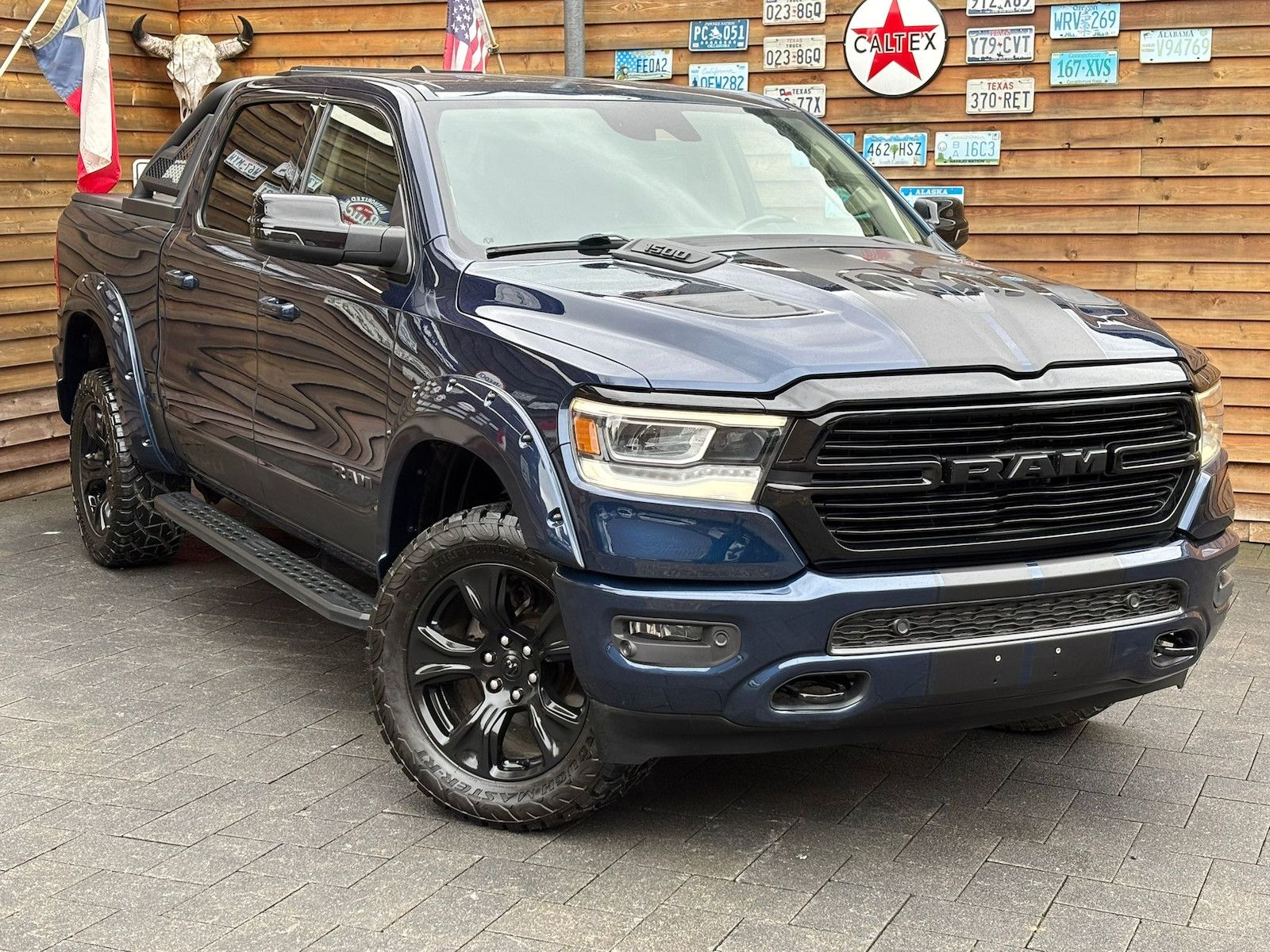 Dodge RAM 1500 Laramie 5,7L 4x4 AHK 12´´ LPG Bügel