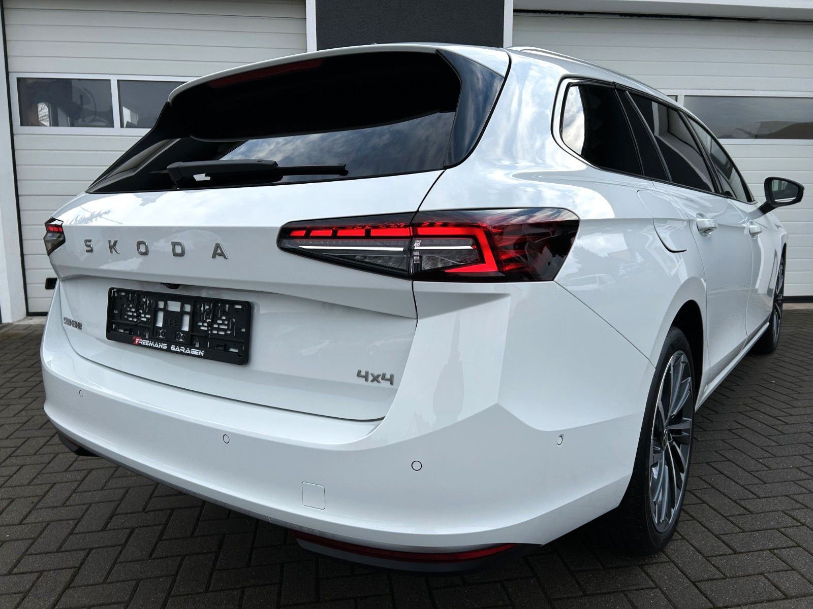 Skoda SUPERB COMBI 4x4 L&K*STHEIZ*VOLL*GARANTIE-2030*