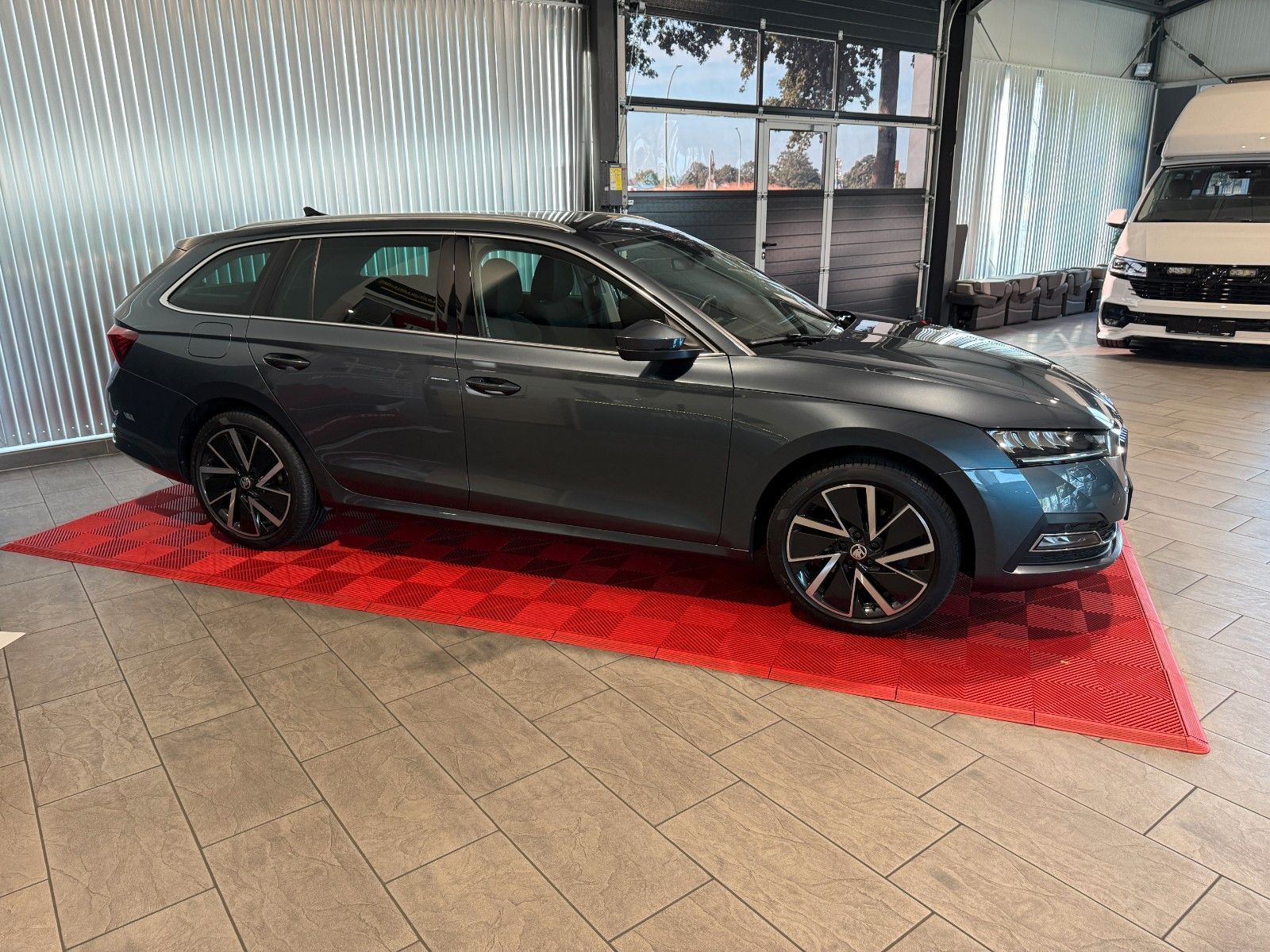 Skoda Octavia Combi First Edition iV - Samsaru's Car Outlet