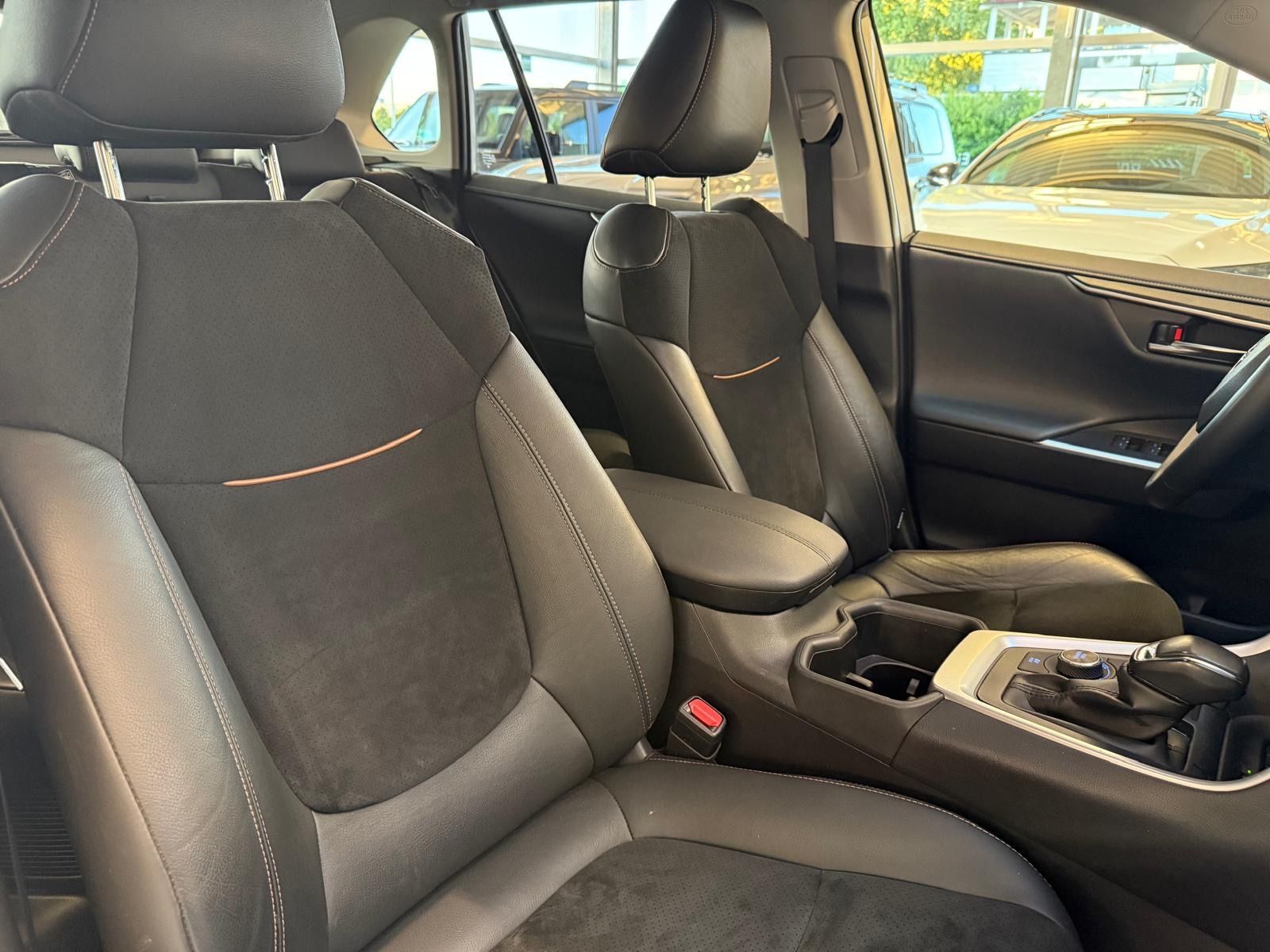 Toyota RAV 4 HYBRID 4x4 - Samsaru's Car Outlet