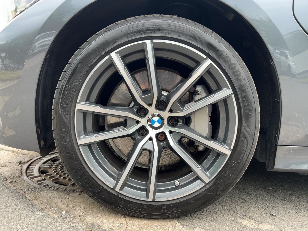 BMW 330 Sport Line - Samsaru's Car Outlet