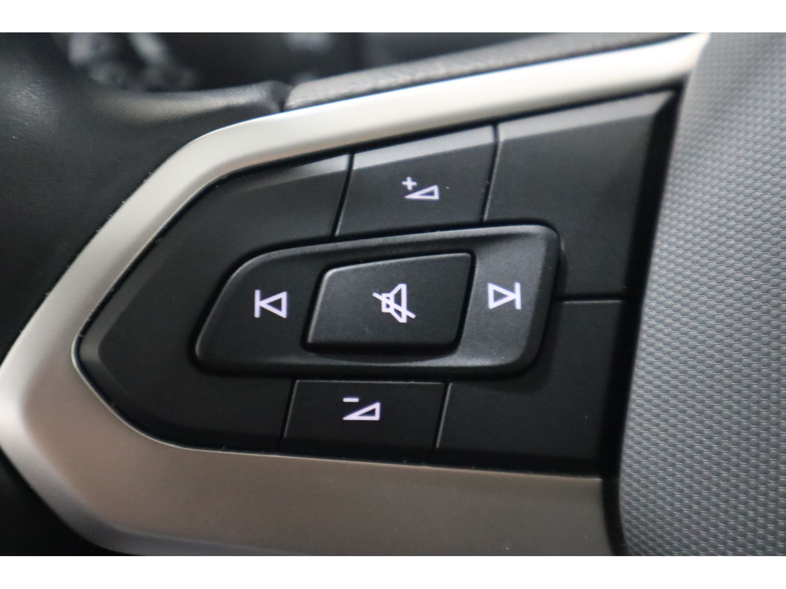 Volkswagen T-Roc 1.0 TSI Life - Samsaru's Car Outlet