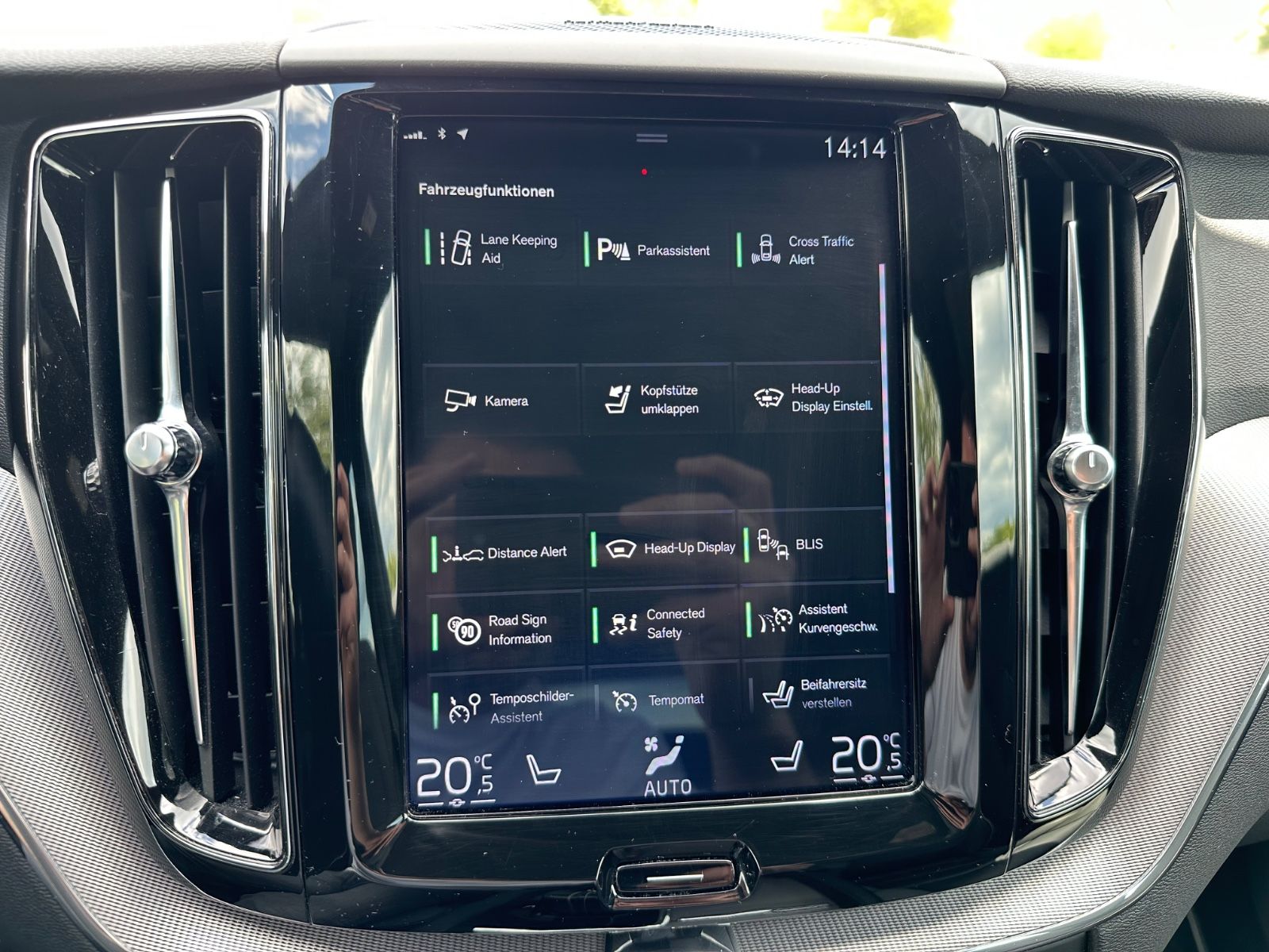 Volvo XC60 R Design T8 AWD Navi Pano HuD ACC AHK Leder