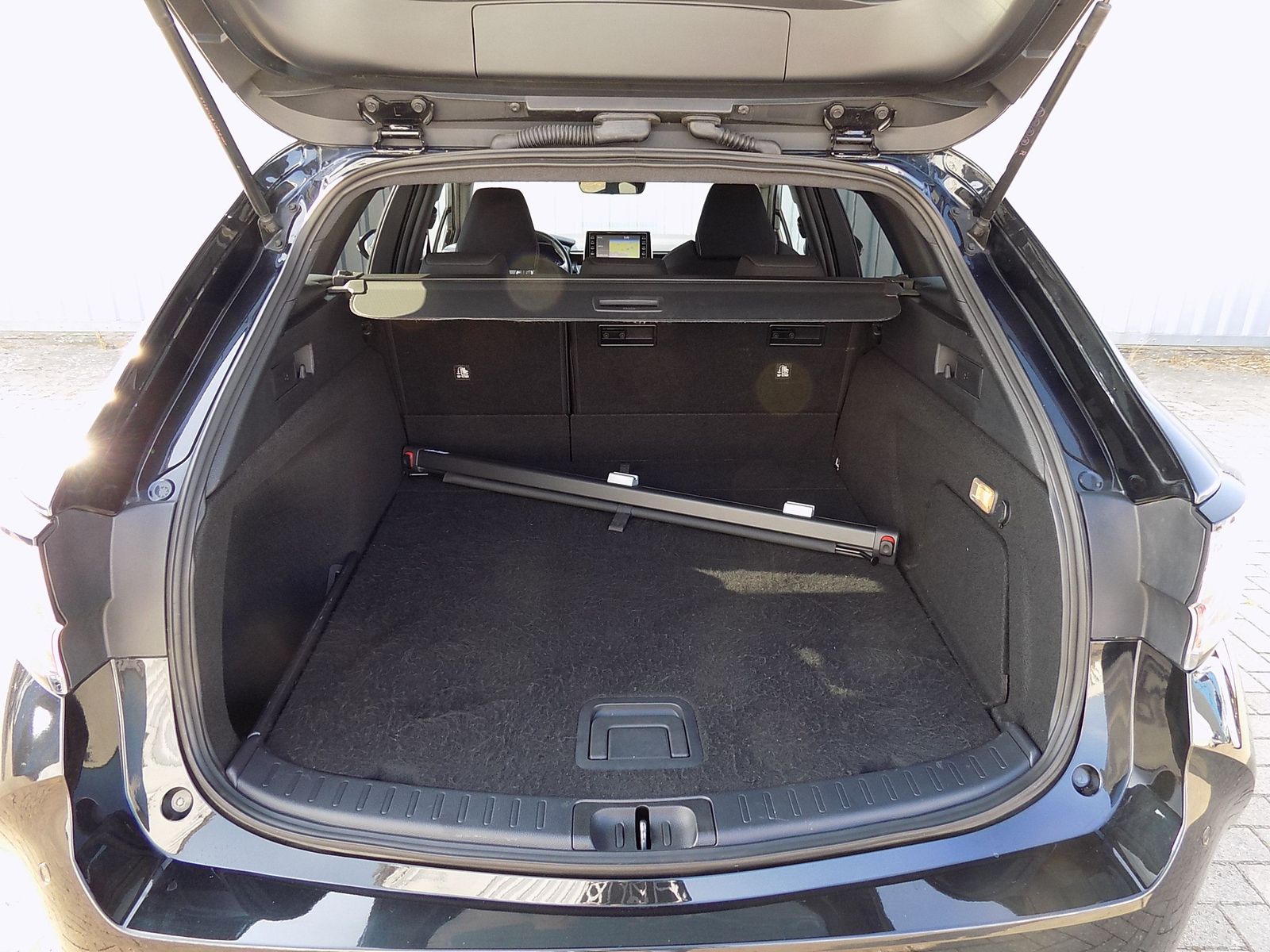 Toyota Corolla Touring Sports 2.0 l Hybrid Team D - Samsaru's Car Outlet