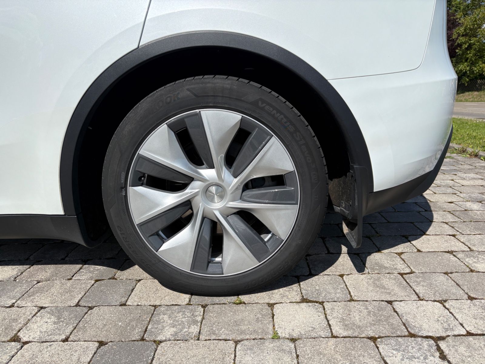 Tesla Model Y RWD Innen weiß