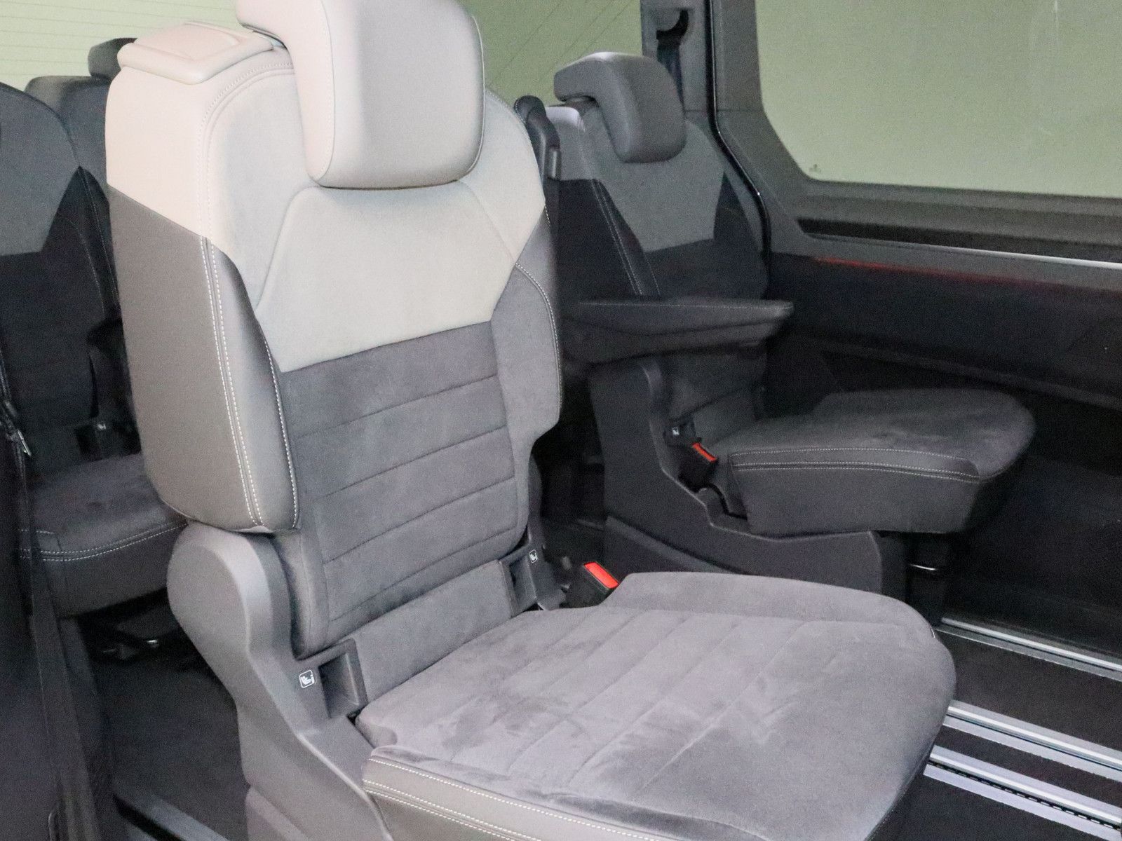 Volkswagen T7 Multivan 2.0 TDI Style - Samsaru's Car Outlet