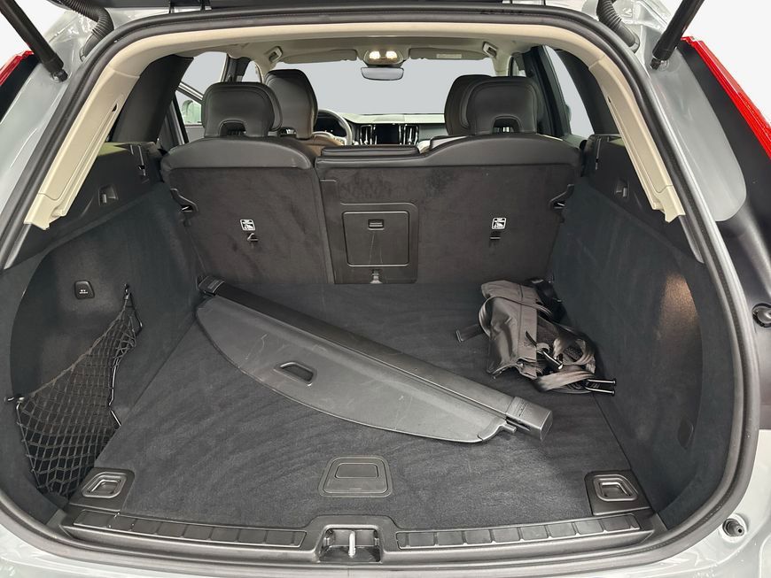 Volvo XC60 B5 B AWD Core Leder SiH GJR Win Licht 19''