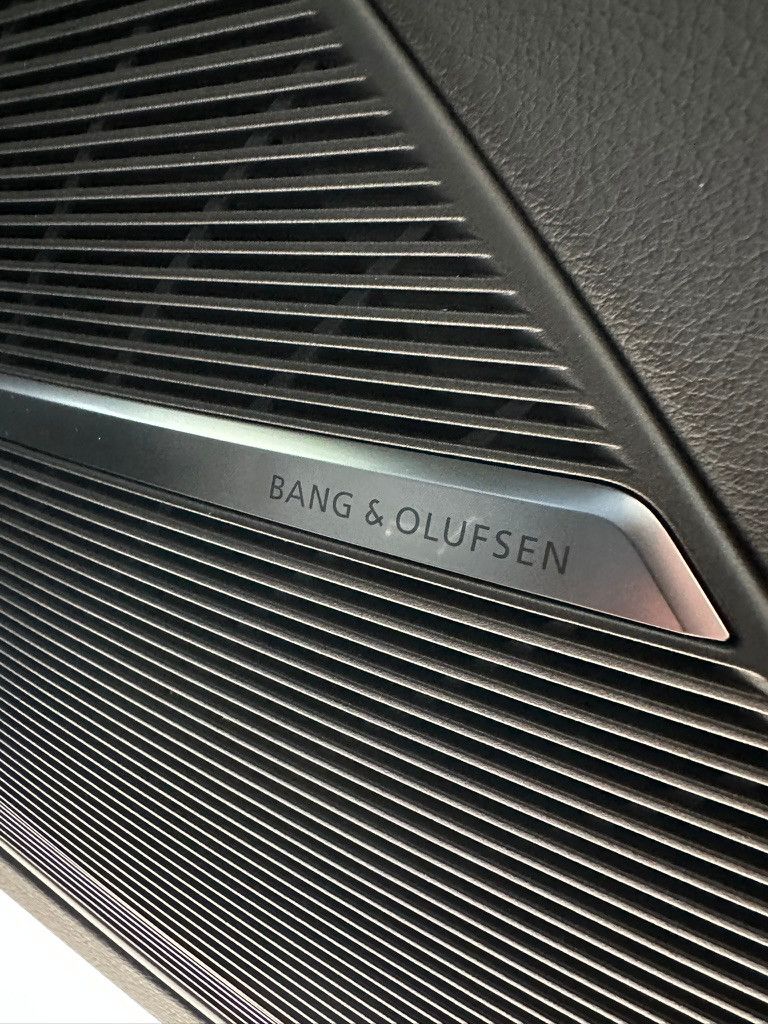 Audi Q8 SUV 55 TFSIe qu. S-line - Samsaru's Car Outlet