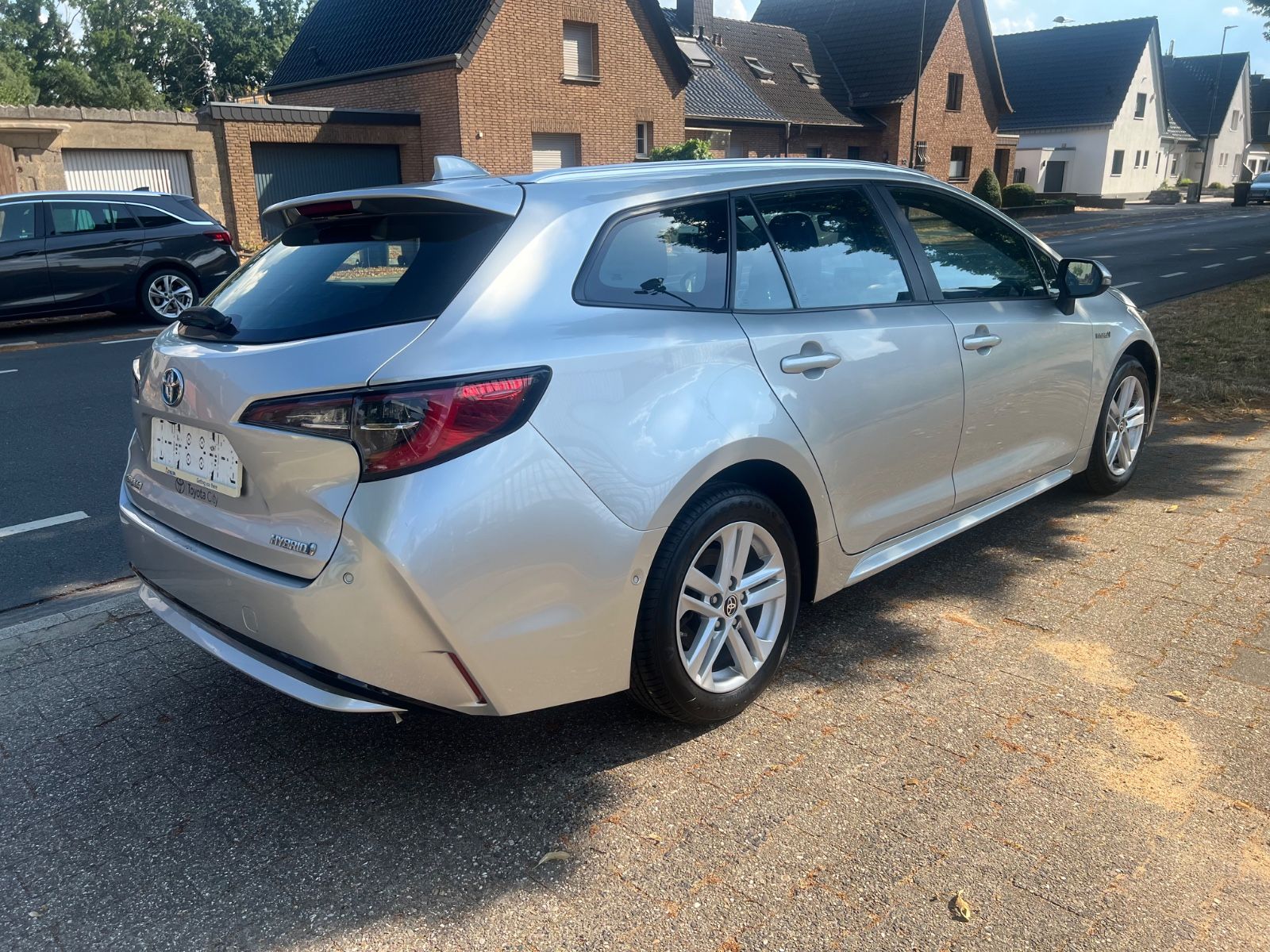 Toyota Corolla Touring Sports Hybrid Dynamic - Samsaru's Car Outlet