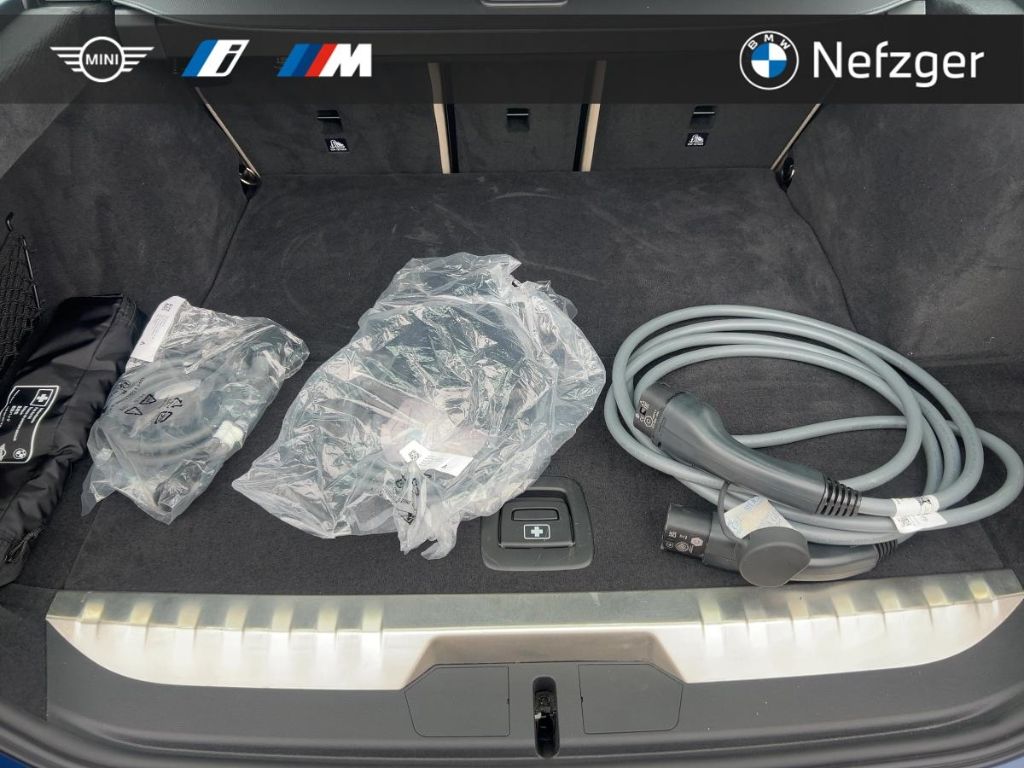 BMW 330 e xDrive Touring AHK M Sport HUD Pano HiFi