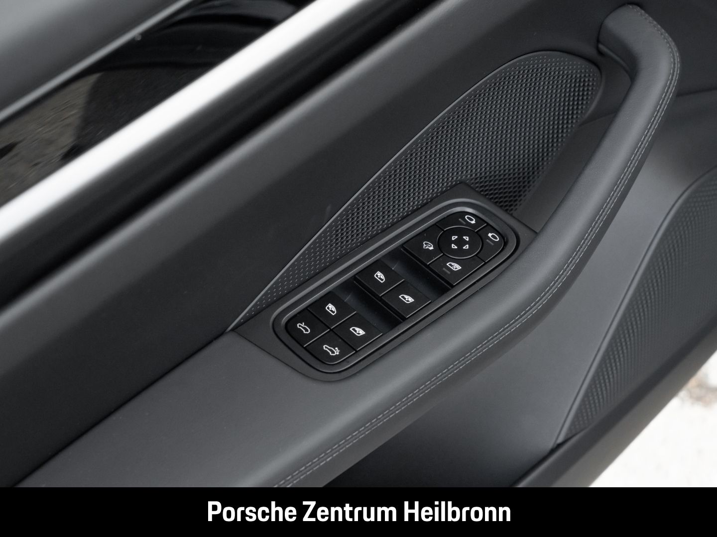 Porsche Macan 4 Surround-View LED-Matrix Abstandstempoma