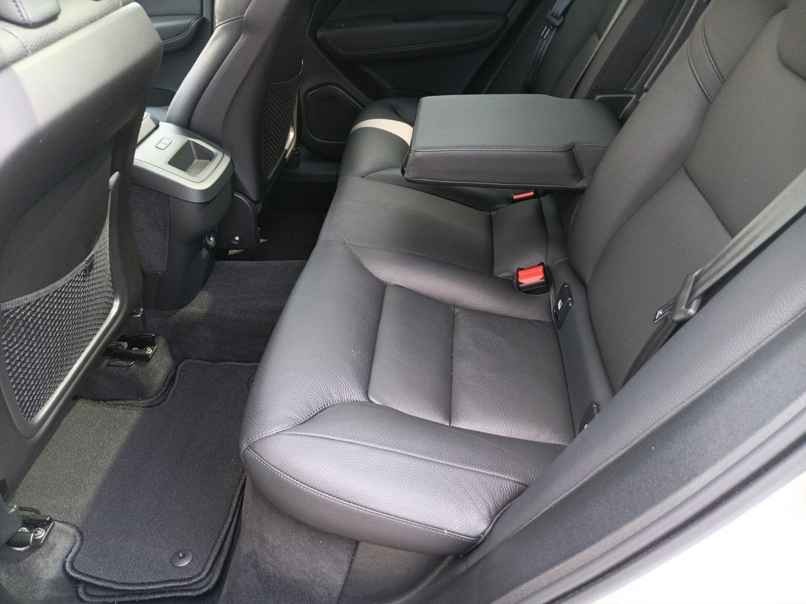Volvo XC60 B5 AWD Plus Dark - Samsaru's Car Outlet