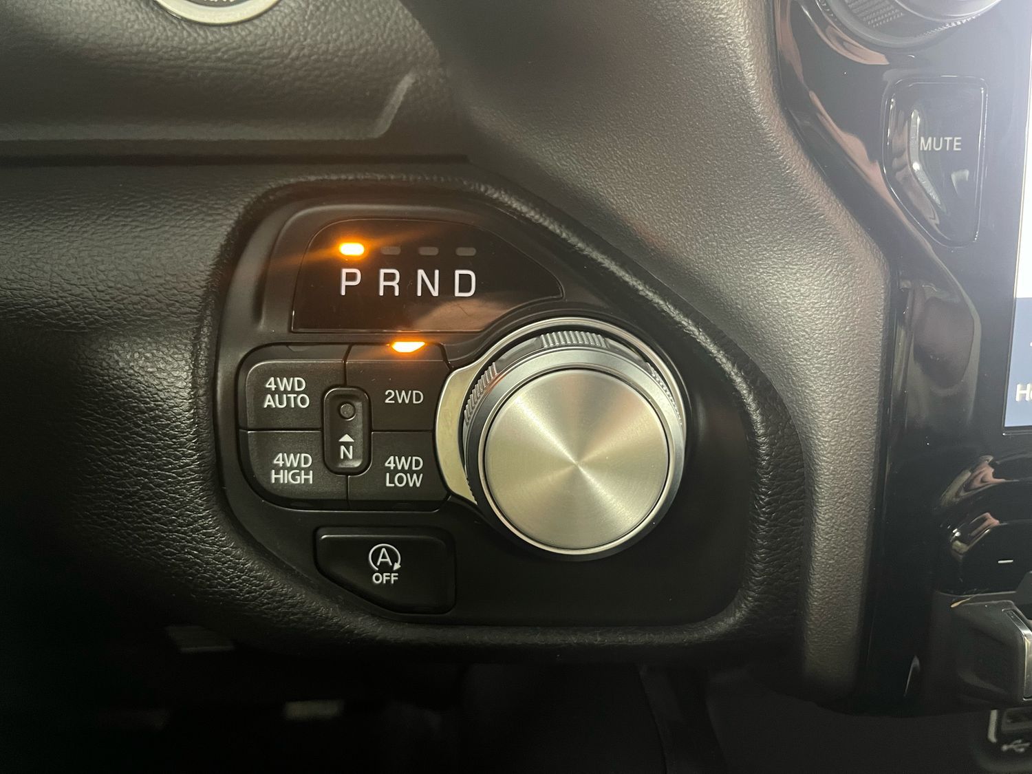 Dodge RAM 5,7l V8 *LARAMIE/12 Zoll Display/LED/AHK/SHZ