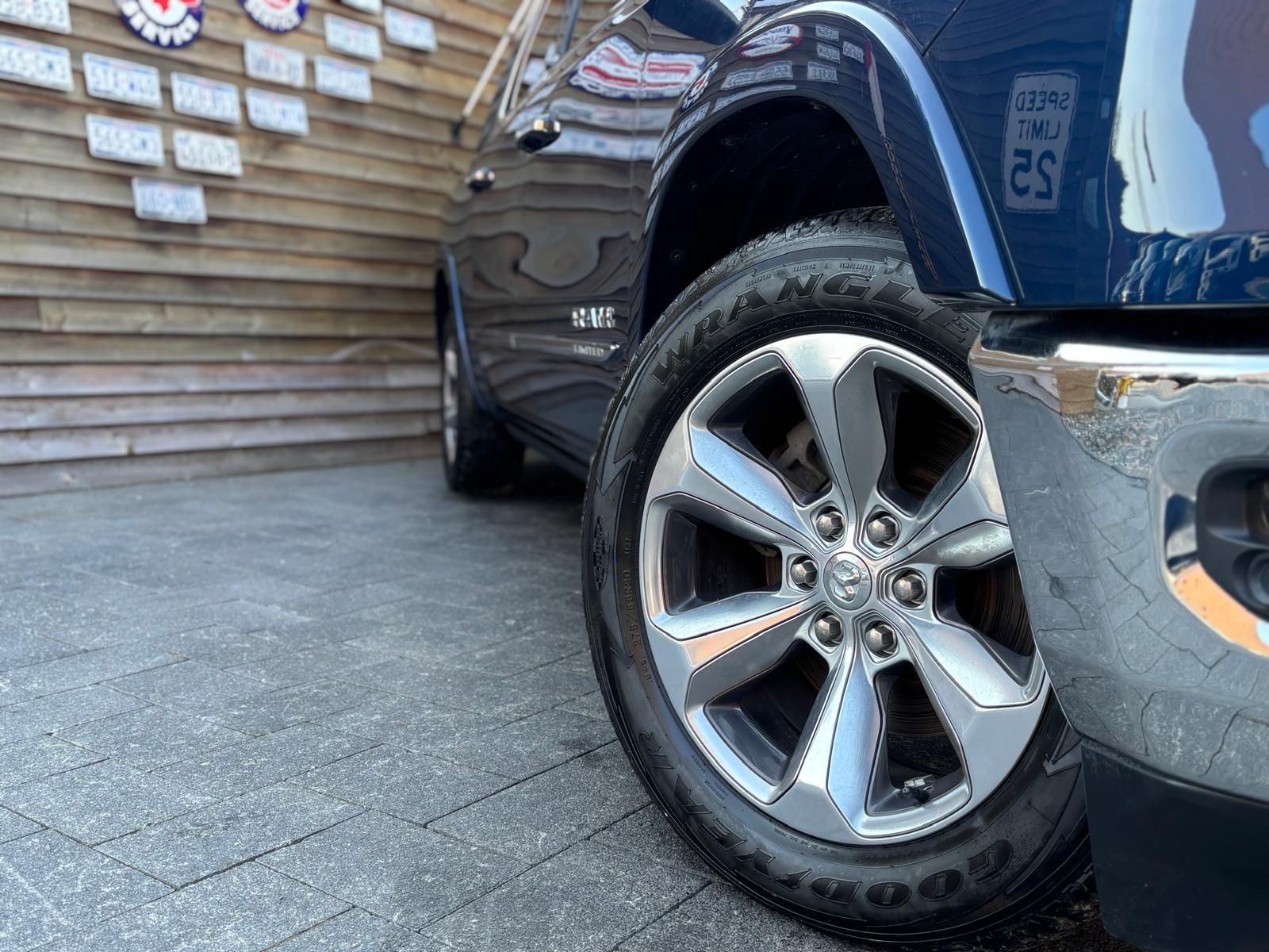 Dodge RAM 1500 5,7 Limited 360° 12´´ Navi H&K AHK