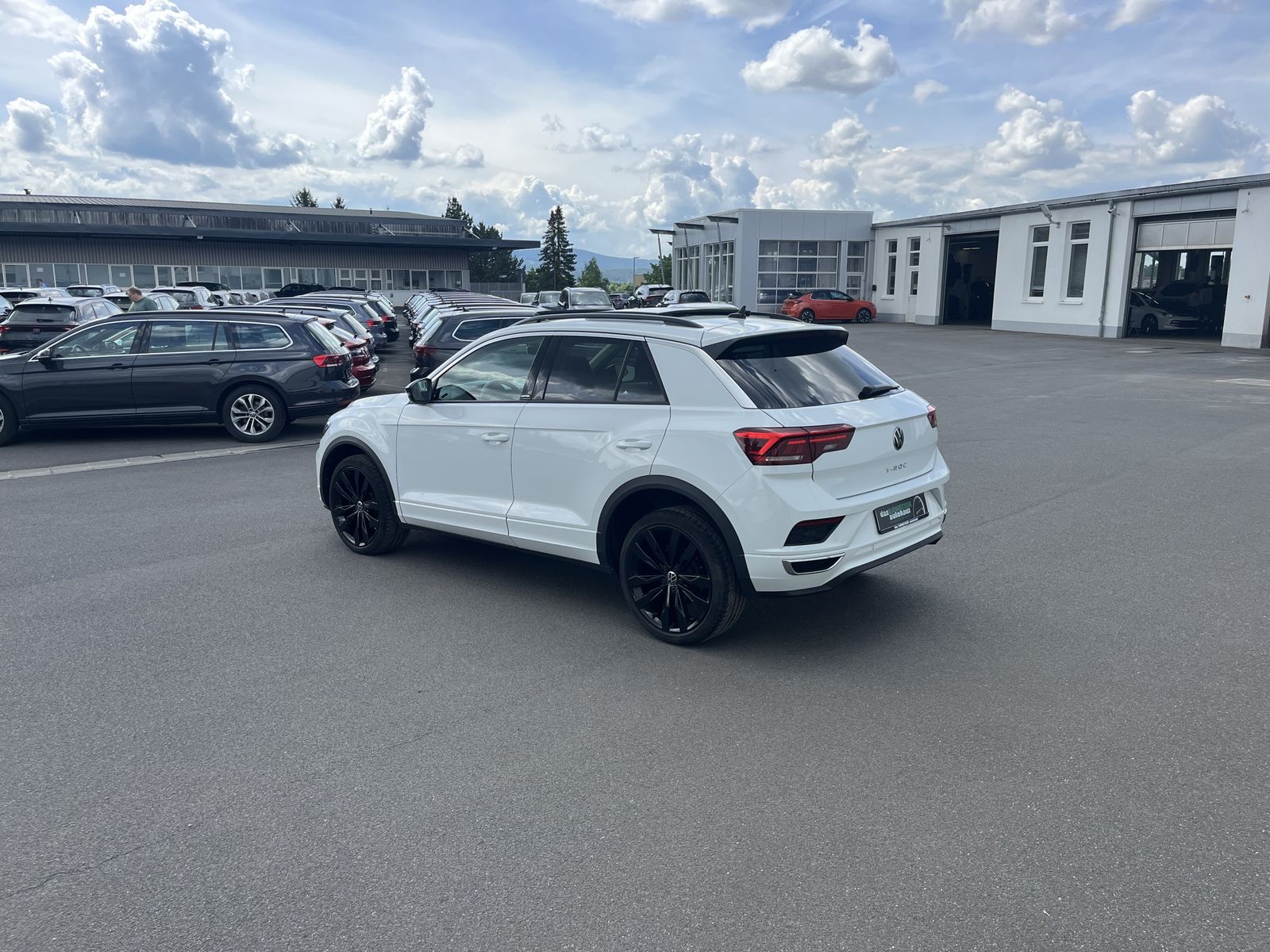 Volkswagen T-Roc 2.0 TDI DSG R-Line - Samsaru's Car Outlet
