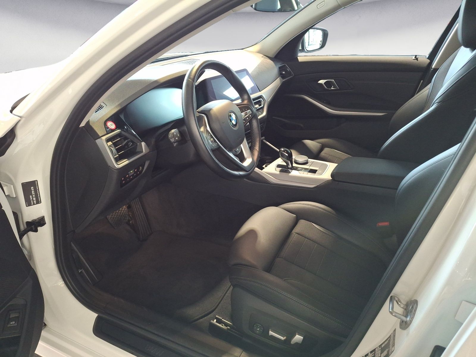 BMW 320d xDrive Touring Advantage - Samsaru's Car Outlet