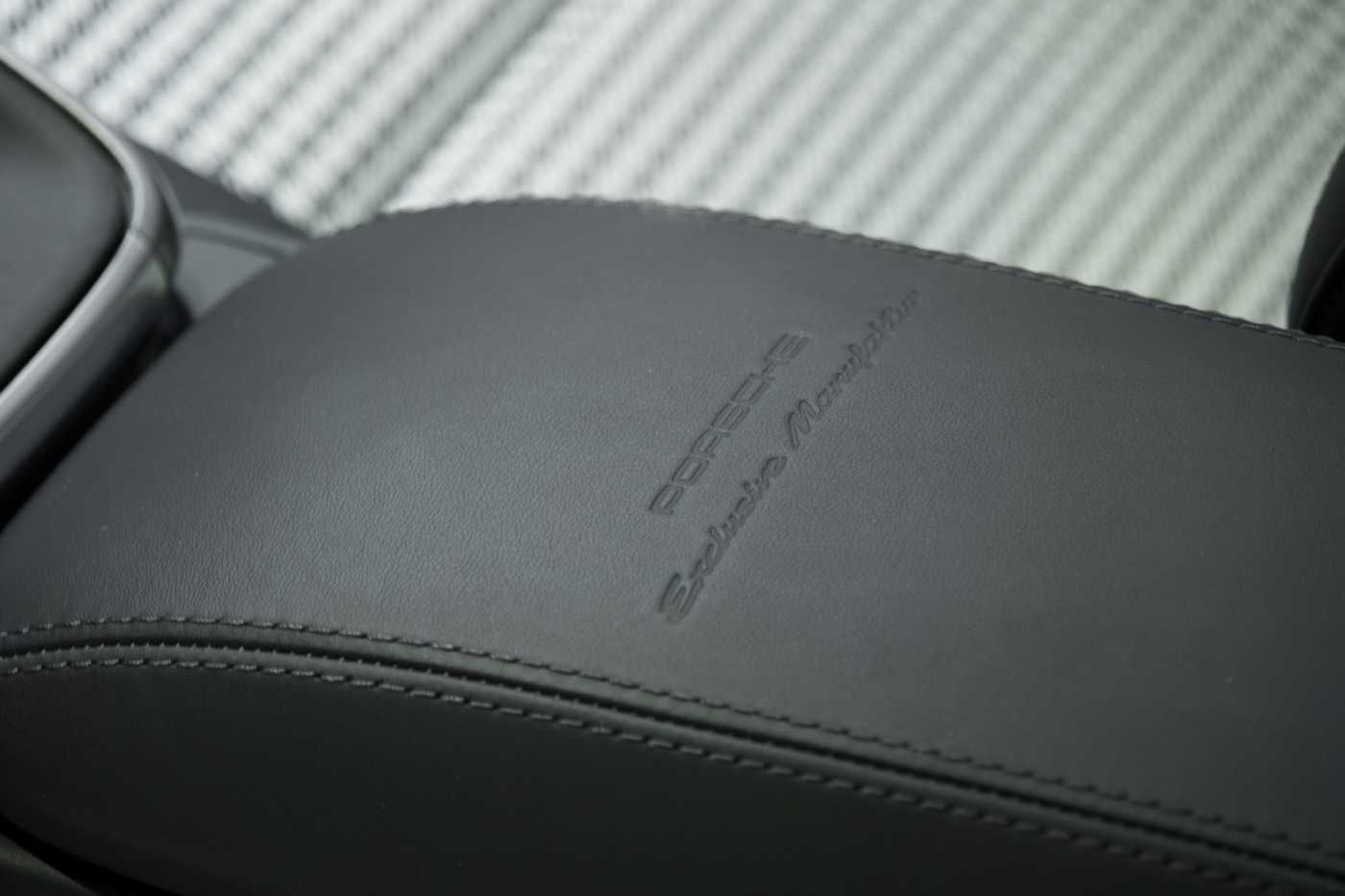 Porsche 992 TurboS Irishgreen Heritage SportDesign Lift