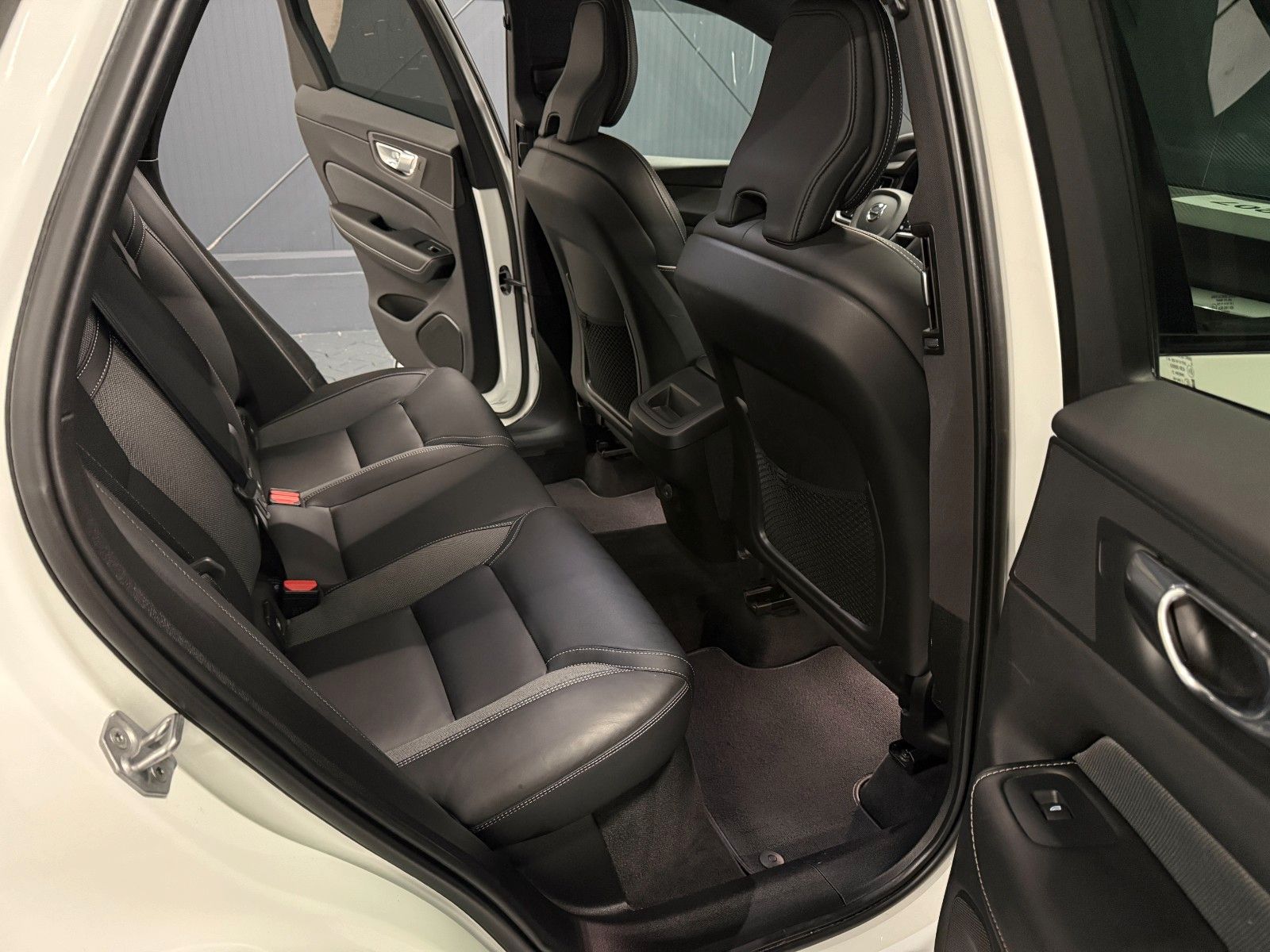 Volvo XC60 R-Design AWD *AHK*360*Standhzg*HIFI*