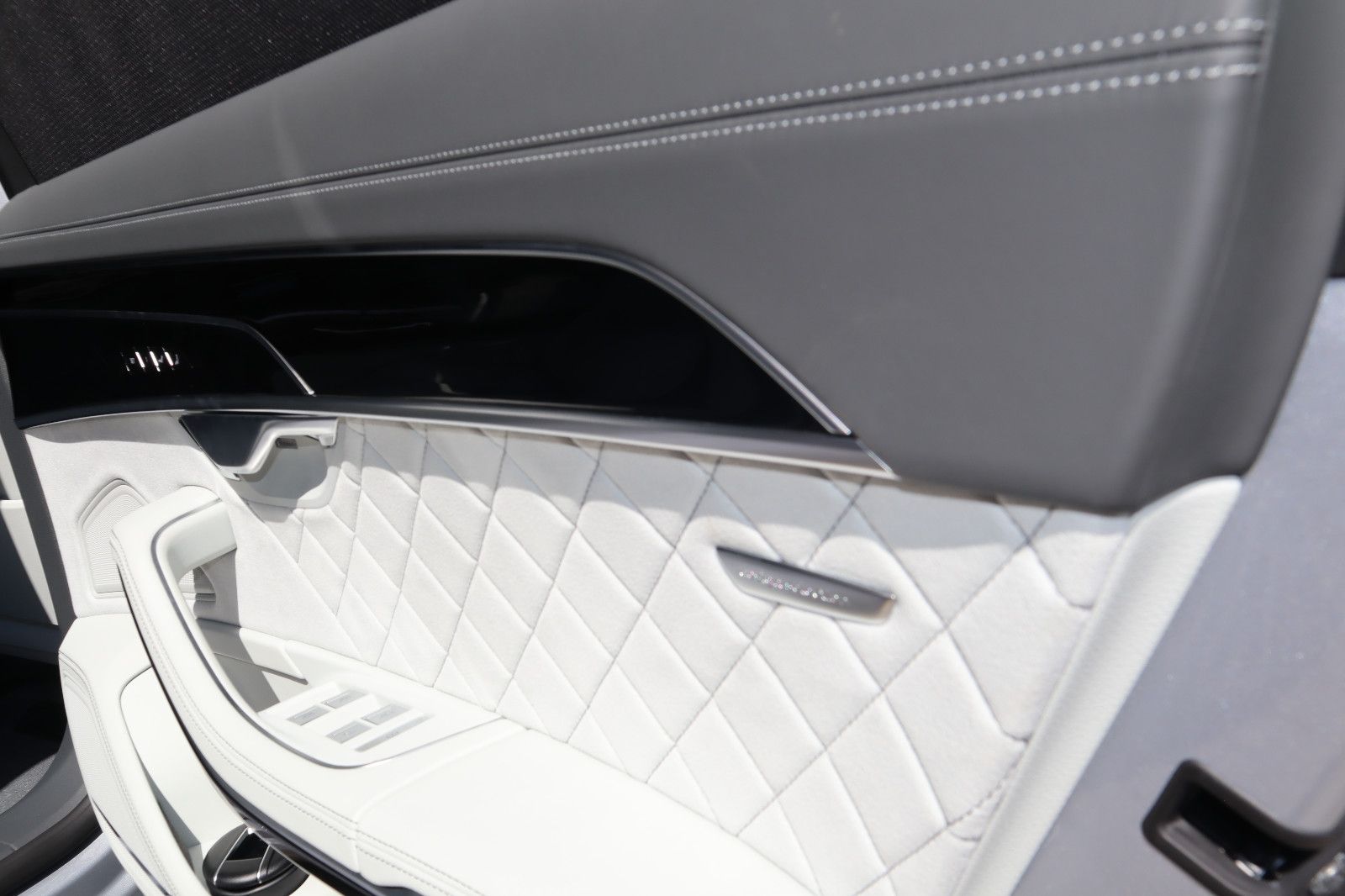 Audi A8L 60 TFSIe lang exclusive S-LINE - Samsaru's Car Outlet