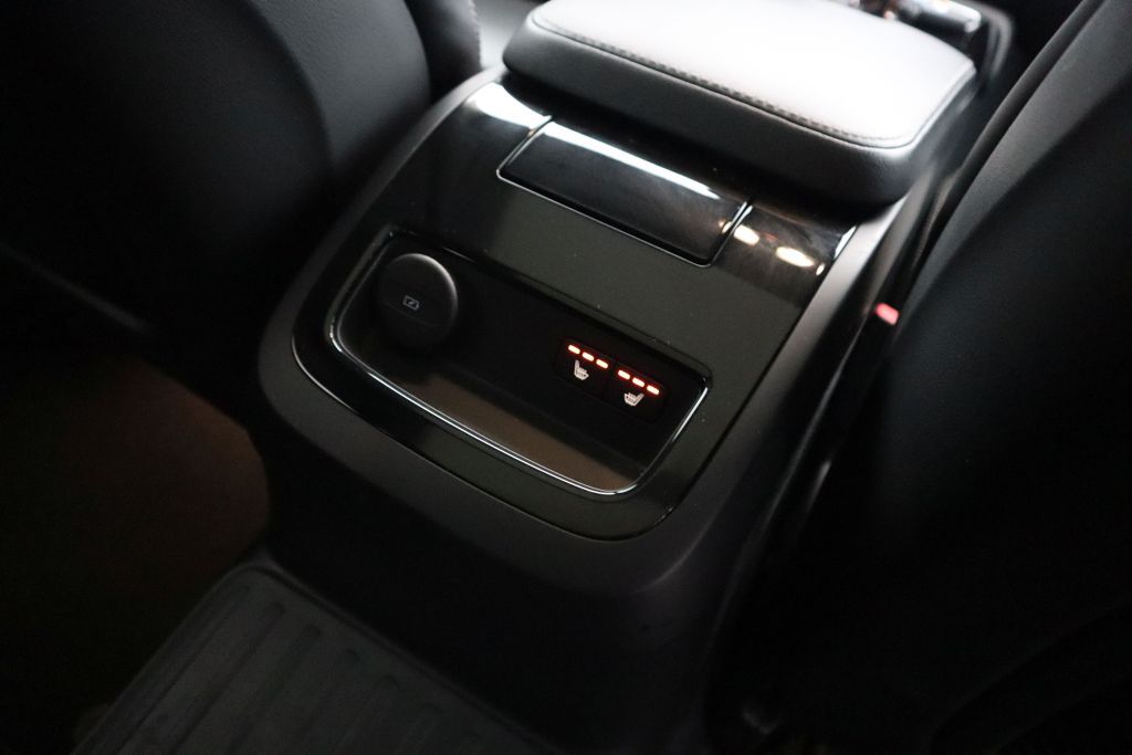 Volvo V60 T8 AWD Recharge Plus Dark|AHK|PANO|NAVI|SHZ