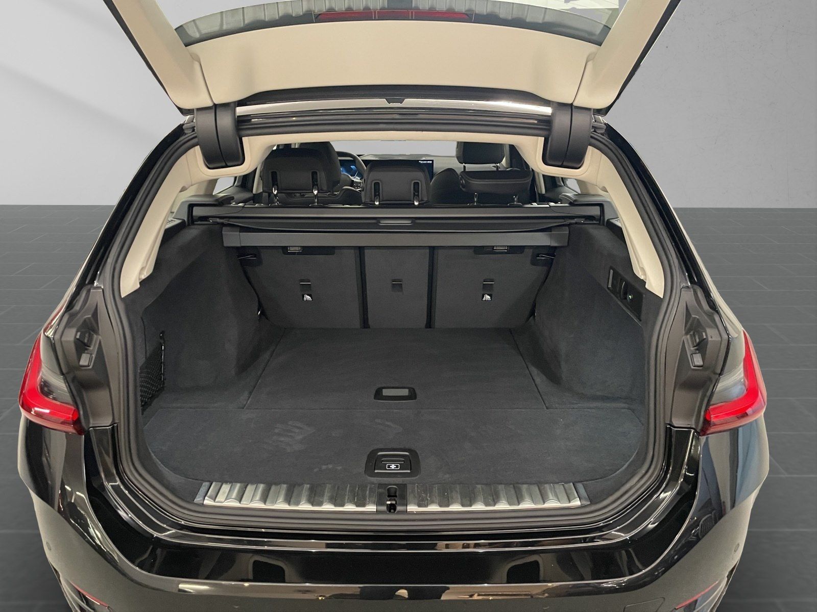 BMW 320d Touring AHK 360° ACC Standhzg Service Incl.