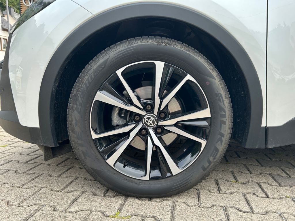 Toyota C-HR 1.8 Hybrid Black&White