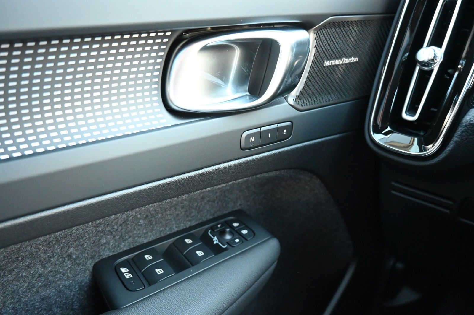 Volvo XC40 B4 DKG Ultra Dark*FSHZG*PANO*360°*ACC*AHK