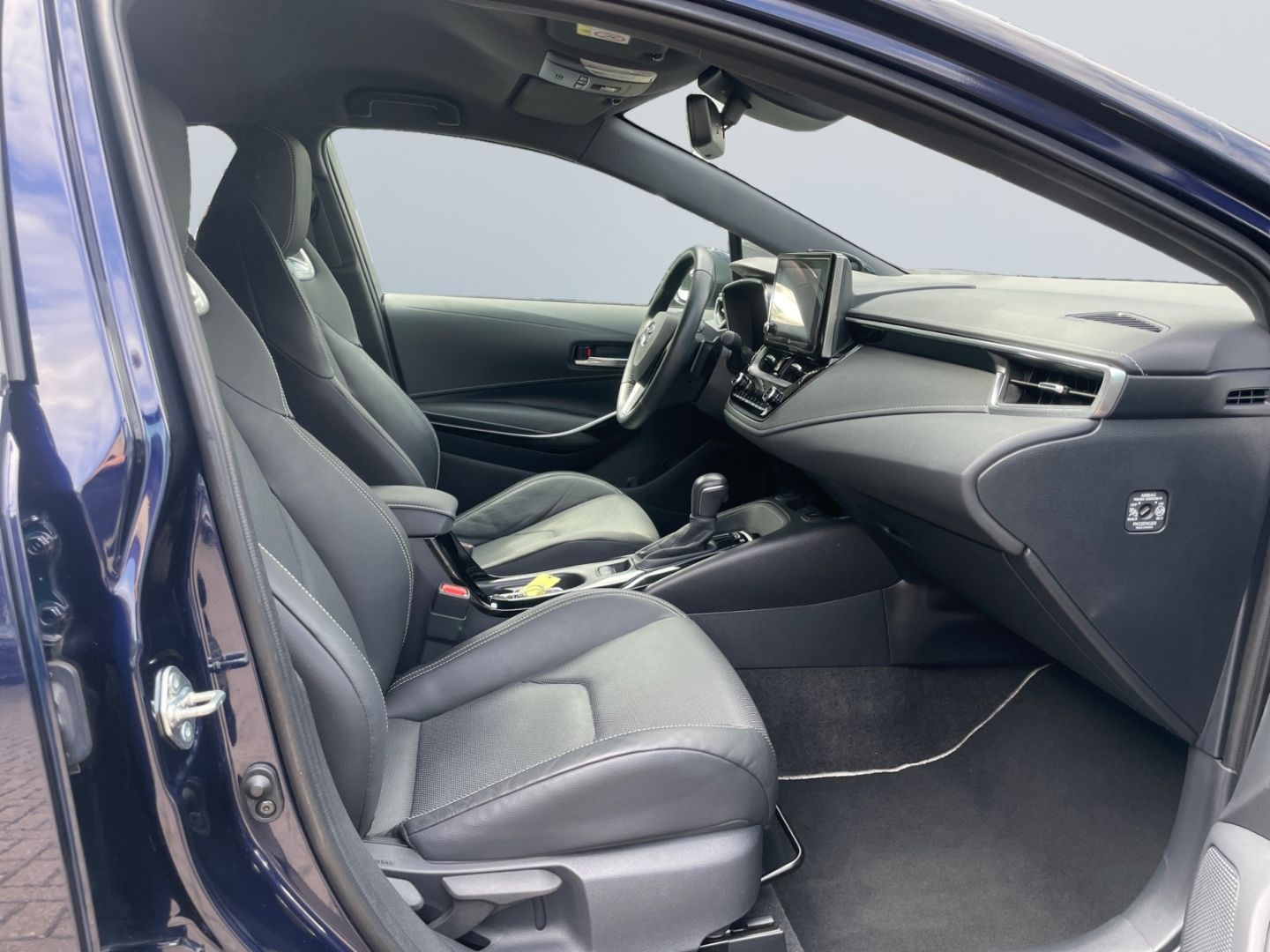 Toyota Corolla 2.0 Hybrid TS Lounge - Samsaru's Car Outlet