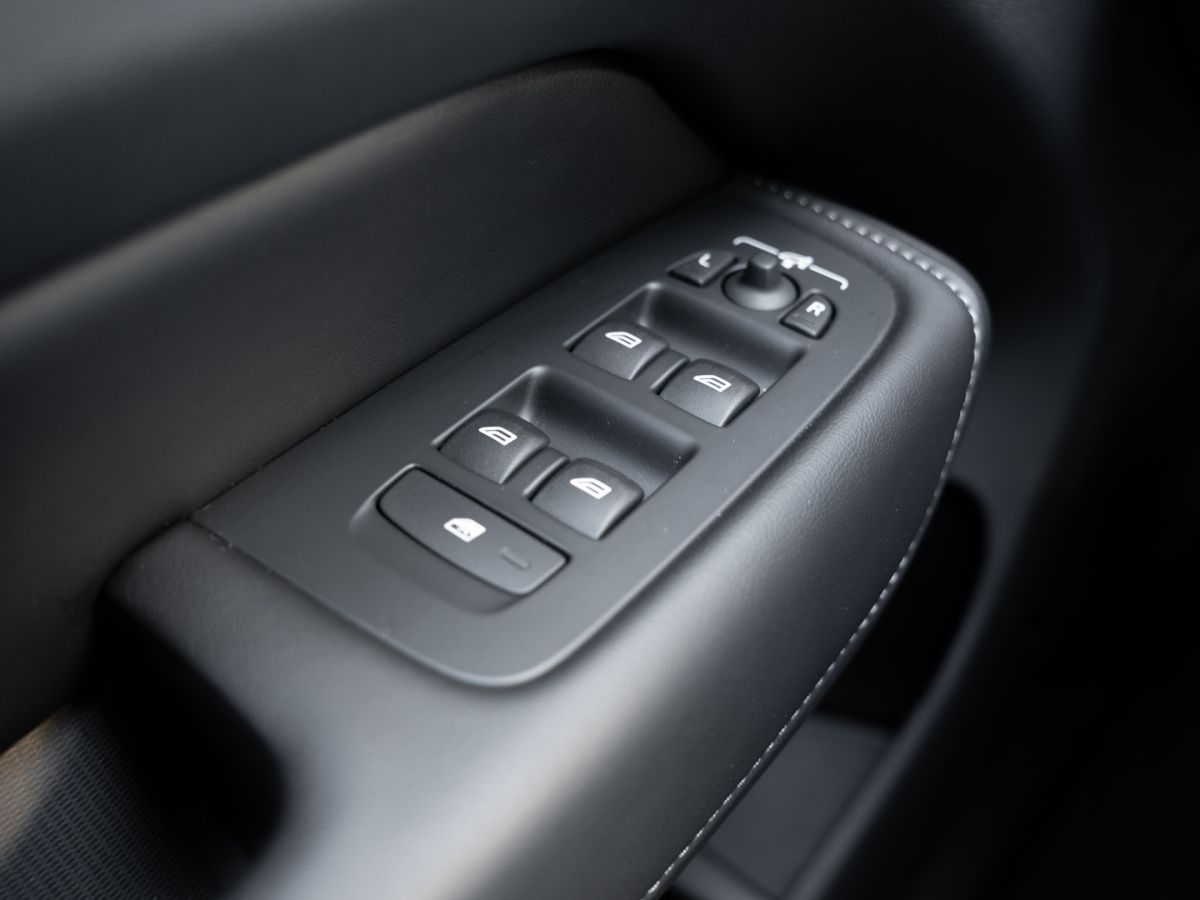 Volvo XC60 Inscription B5 Geartronic - Samsaru's Car Outlet