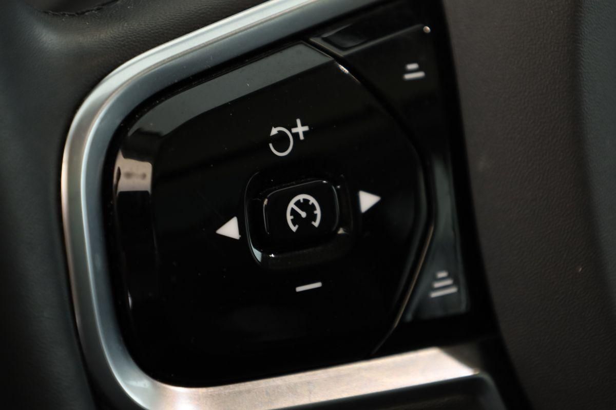 Volvo XC90 B5 AWD Plus Bright 7S LED Pano Navi AHK 22"