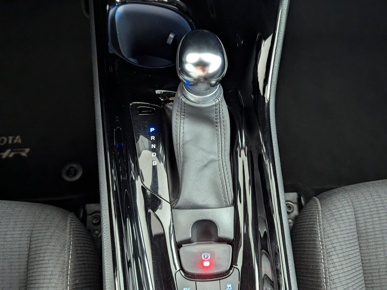 Toyota C-HR 1.8 Hybrid Club - Samsaru's Car Outlet