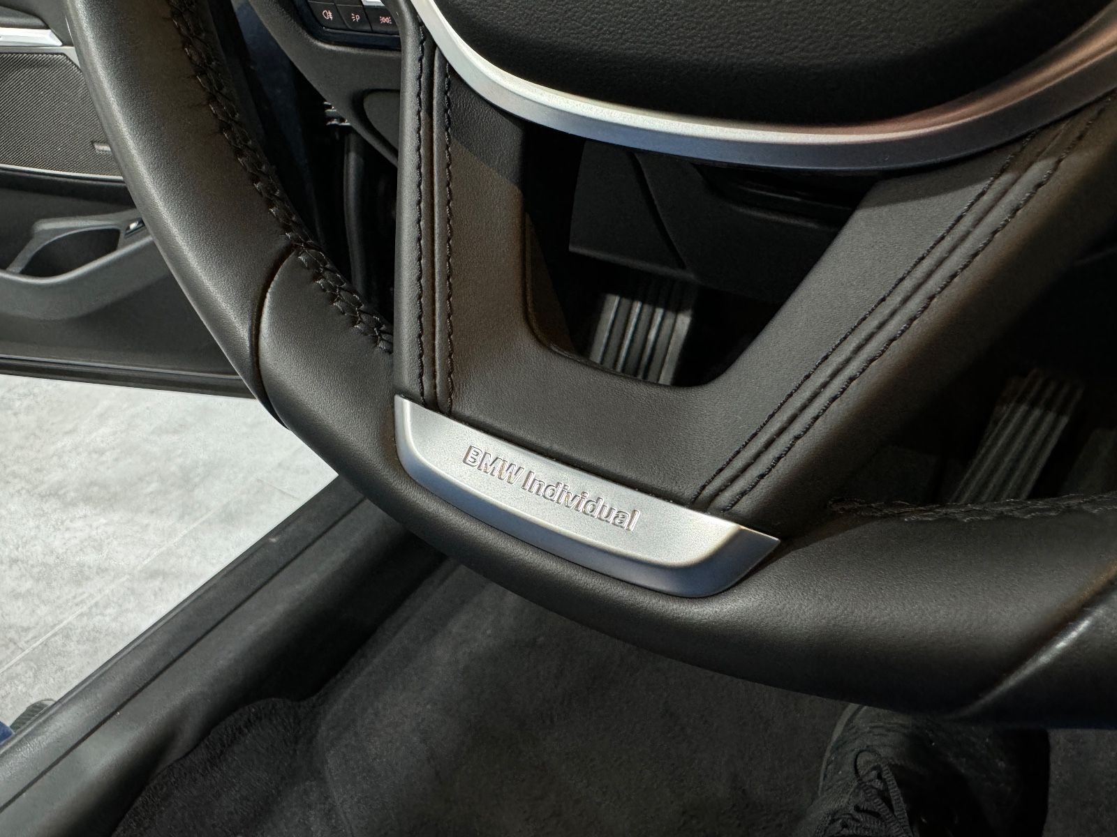 BMW 330 e Luxury Line Individual - Samsaru's Car Outlet