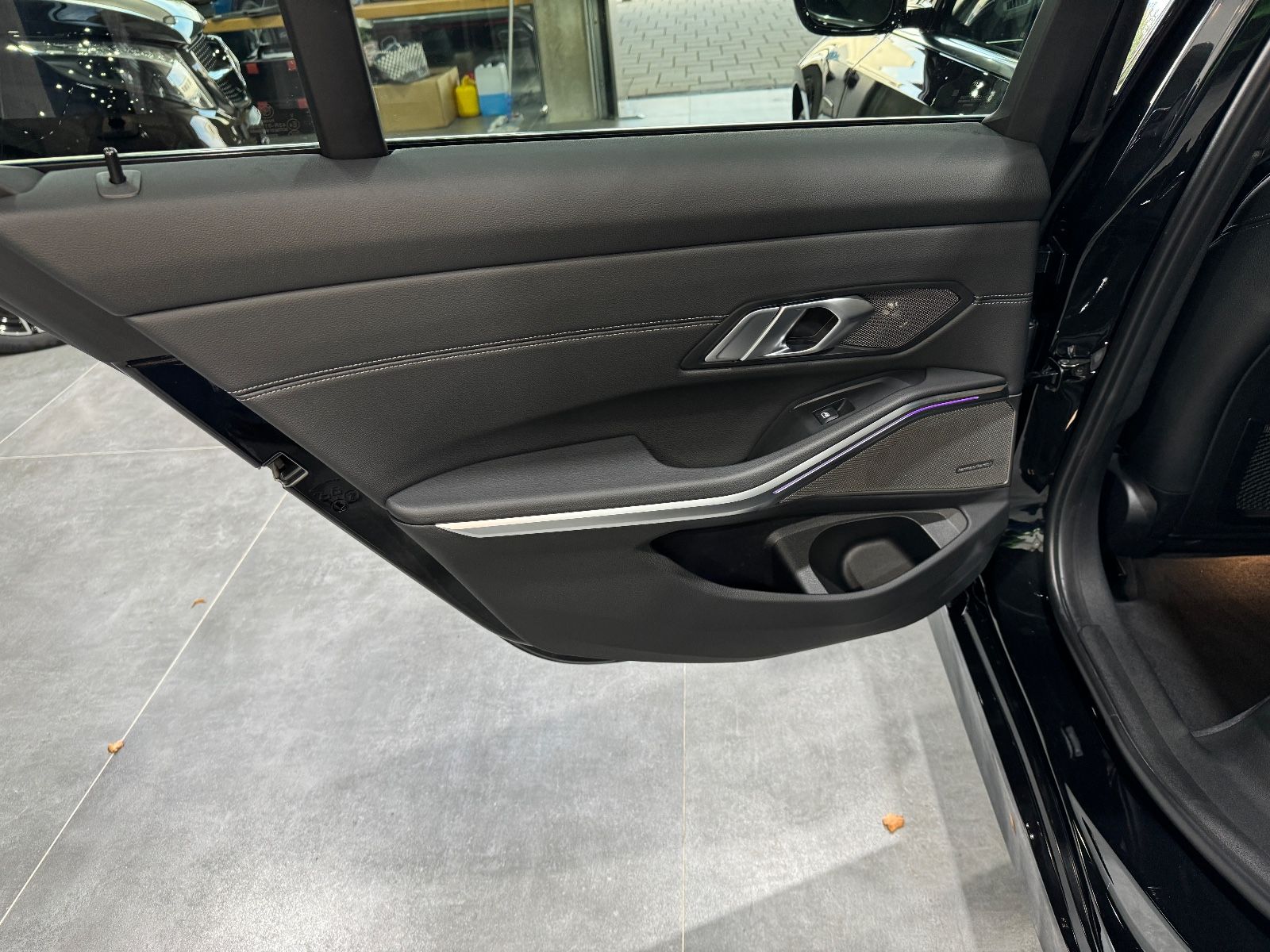 BMW 330 e Luxury Line Individual - Samsaru's Car Outlet