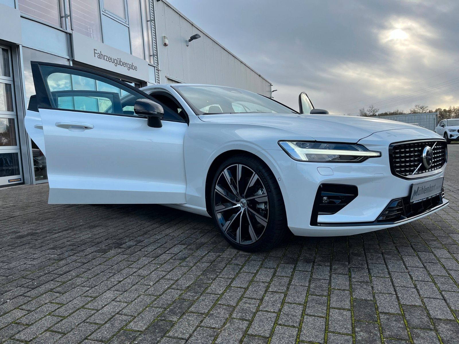 Volvo S60 B4 B DKG PLUS DARK - Sofort lieferbar -