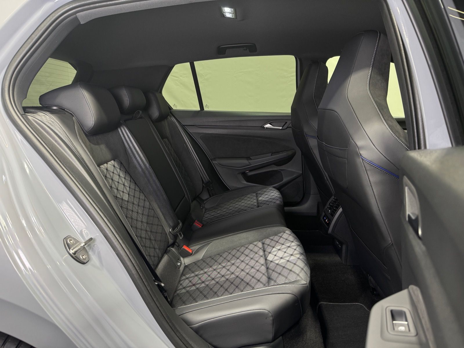 Volkswagen Golf R-Line 1.5 eTSI DSG | LED NAVI 360°KAMERA